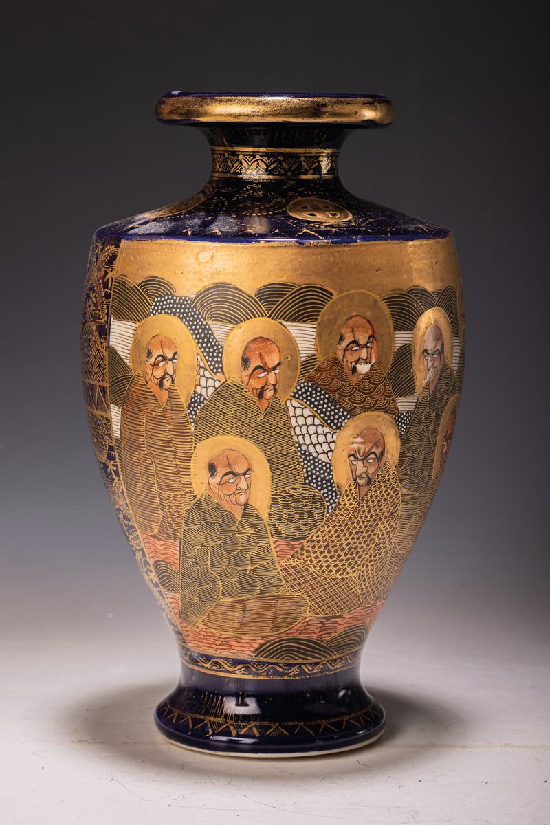 Vase und Schale, Satsuma, Japan, 20.Jh., cremefarbener Scherben, schwarz- bzw. nachtblaugrundiger Fond, Vase mit Darstellung verschiedener Heiliger ...