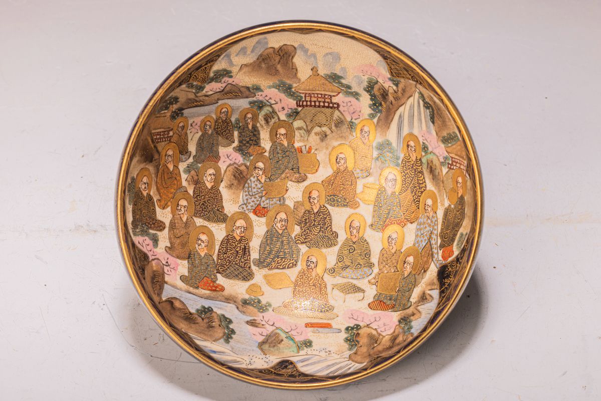 Detail a: Vase und Schale, Satsuma, Japan, 20.Jh., cremefarbener Scherben, schwarz- bzw. nachtblaugrundiger Fond, Vase mit Darstellung verschiedener Heiliger ...