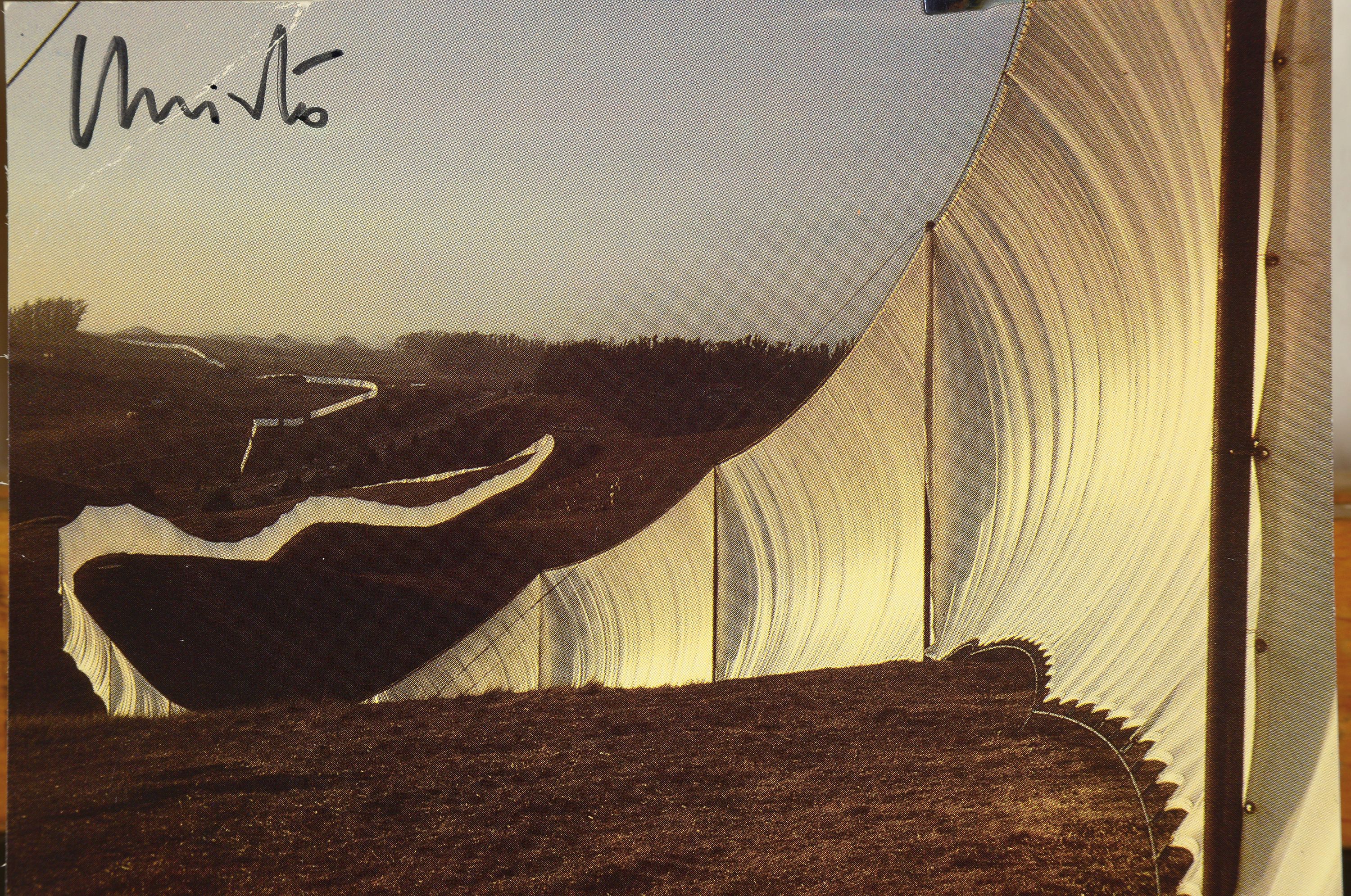 Christo, 1935-2020, Multiple/Autograph, Jean Claude und Christo, handsignierte Kunstpostkarte an Gary Sandman, selten handgeschriebene Postkarte von ...