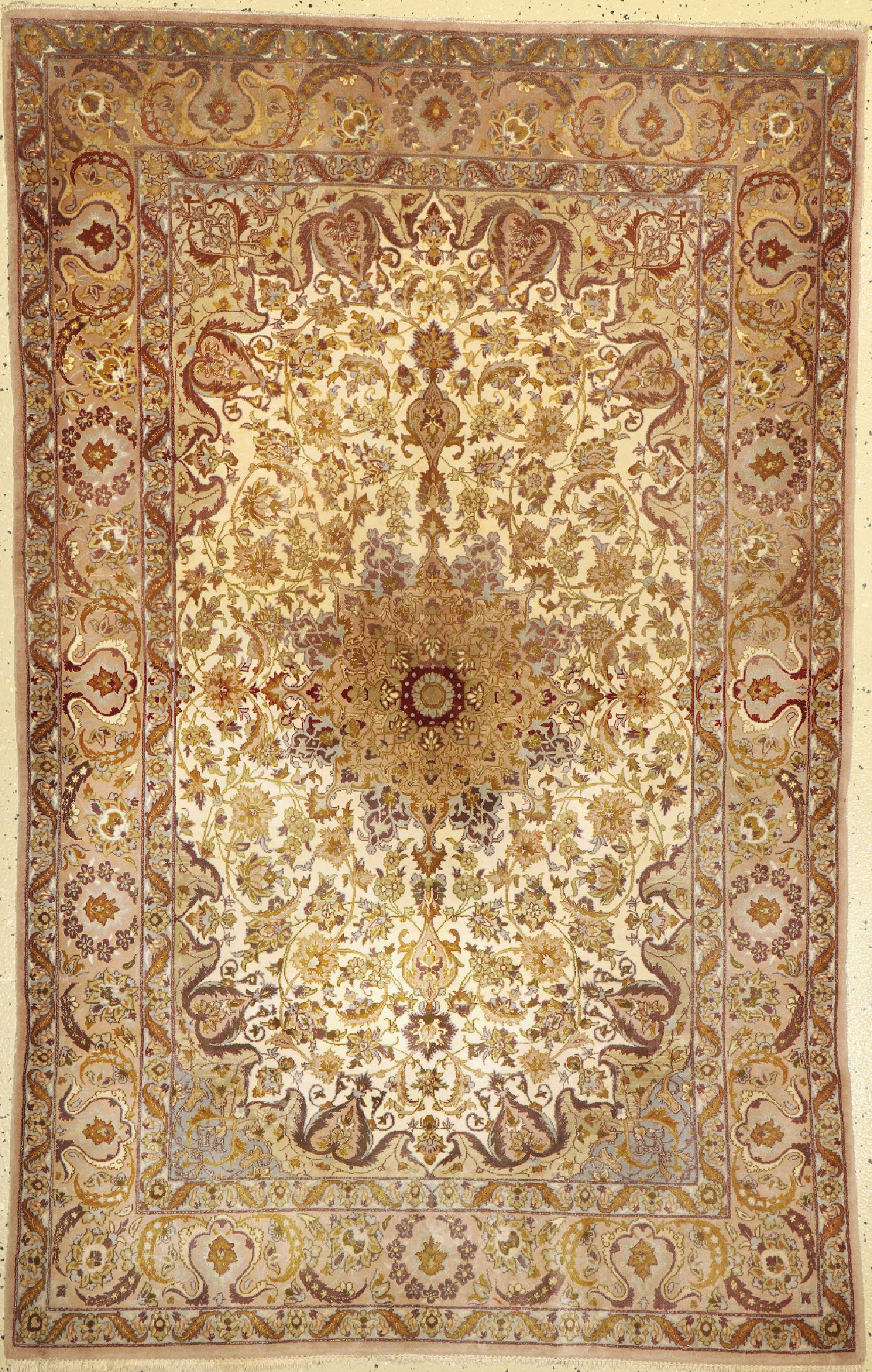Esfahan fein, Persien, ca. 50 Jahre, Korkwolle mit und auf Seide, ca. 170 x 110 cm,verblasst, EHZ: 1-2