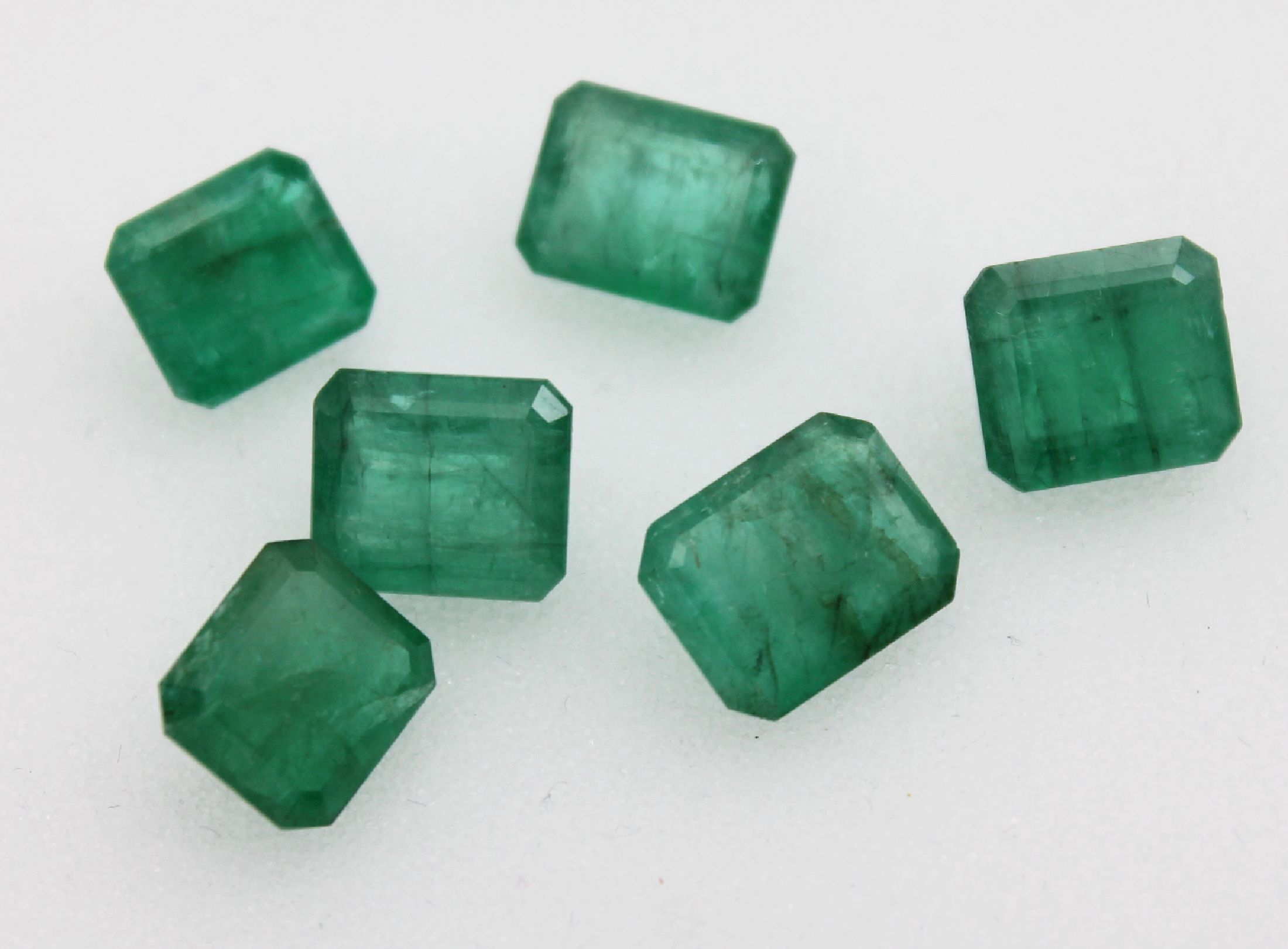 Lot 6 lose Smaragde, zus. ca. 22.51 ct, Treppenschliff in versch. Größen und Formen