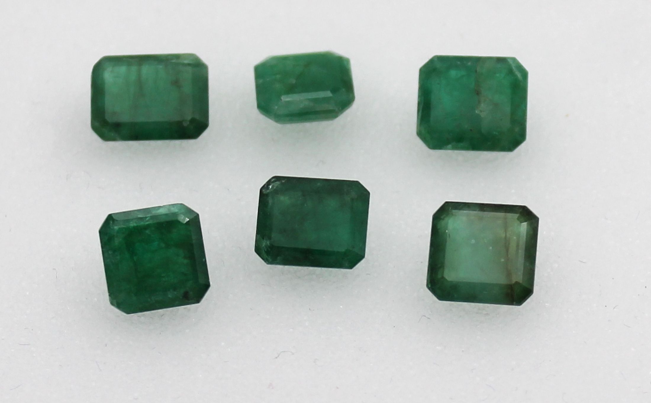 6 lose Smaragde, zus. ca. 14.22 ct, Treppenschliff in versch. Größen und Formen, nat. Merkmale