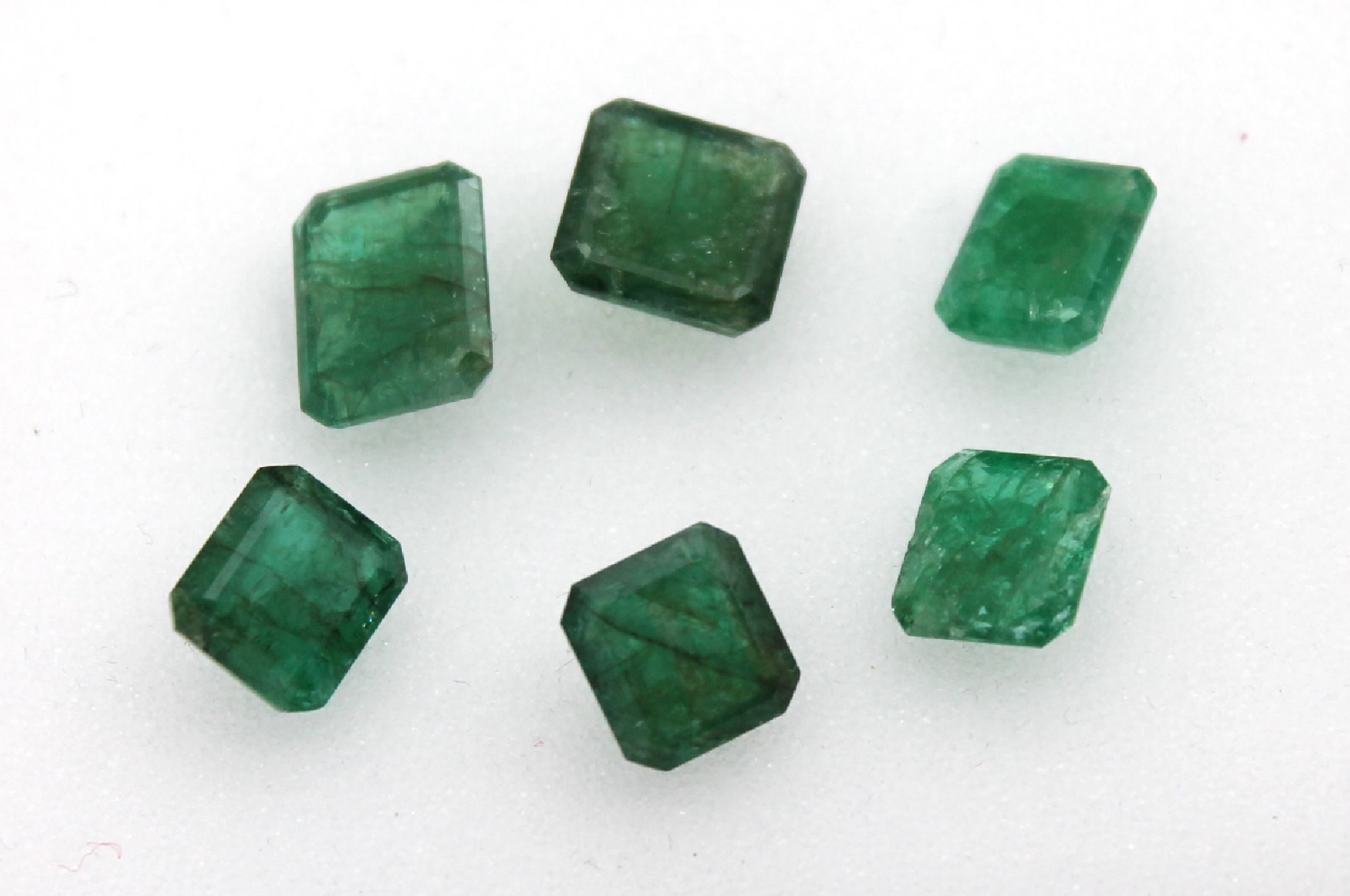 Lot 6 lose Smaragde, zus. ca. 21.97 ct, Treppenschliffe in versch. Größen, nat. Merkmale