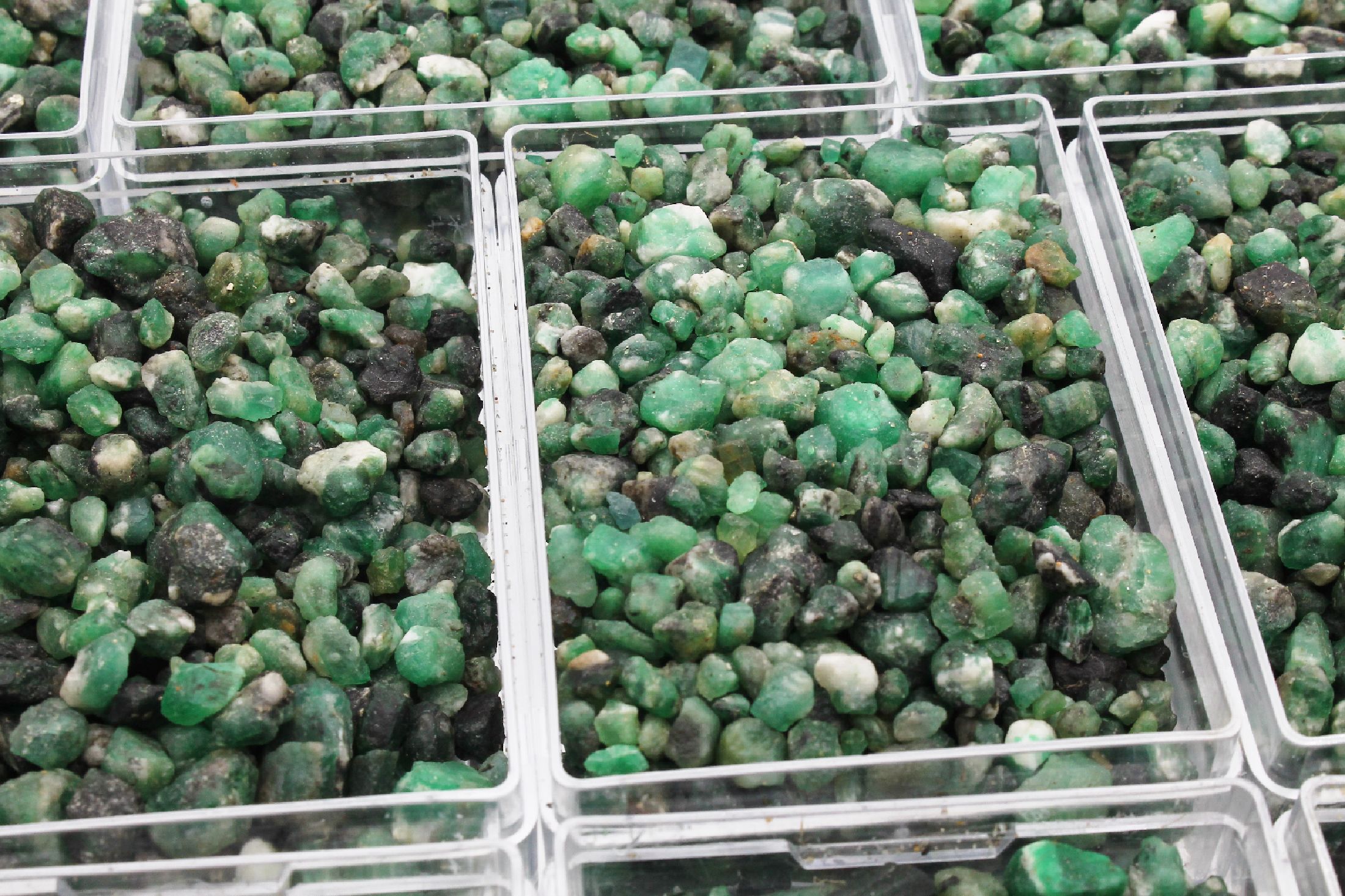 Lot lose Smaragd-Rohsteine, ca. 6800 ct, versch. Größen und Farben, sehr reichhaltig