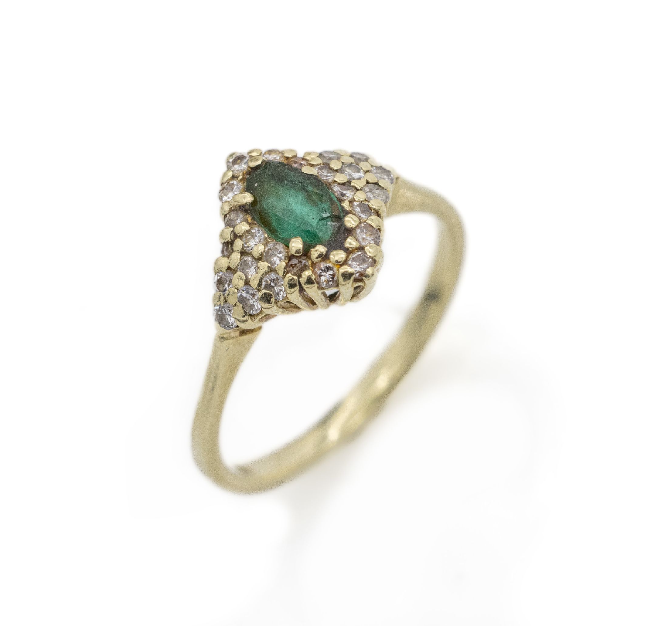 14 kt Gold Smaragd-Brillant-Ring, GG 585/000, mittig kl. ovalfacett. Smaragd umgeben von kl. Brillanten, RW 56, ca. 2.8 g