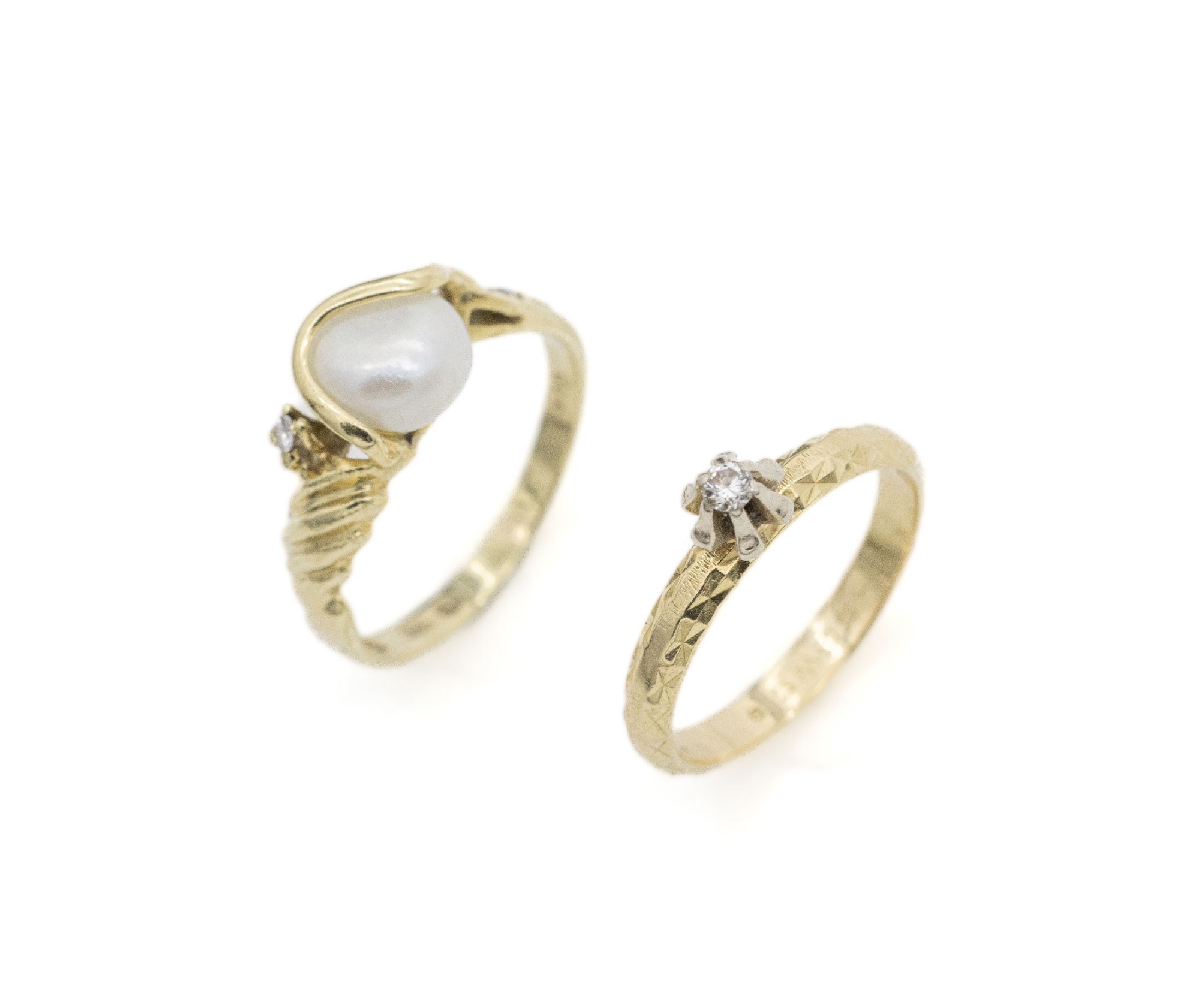 Konvolut 2 14 kt Gold Ringe, GG 585/000, 1 x mit Zuchtperle und 3 kl. Diamanten, RW 53, und 1 x mit einzelnem kl. Brillant, RW 52, total ca. 5.1 g