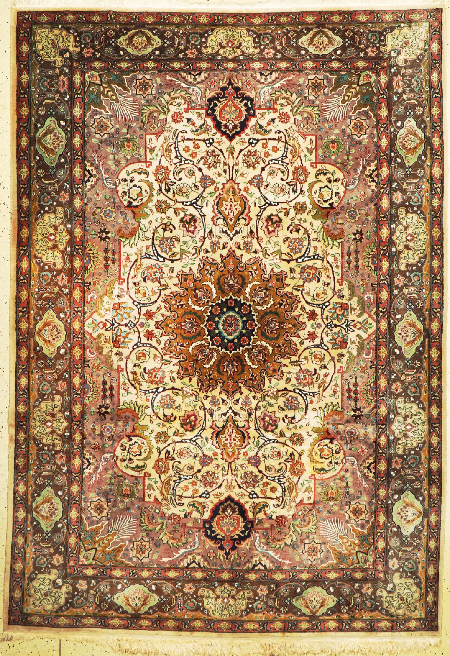 Täbriz fein(50 Raj), Persien, ca. 60 Jahre,Korkwolle, ca. 277 x 192 cm, EHZ: 2(Mottenfraßan dem Rändern & Fleckig).