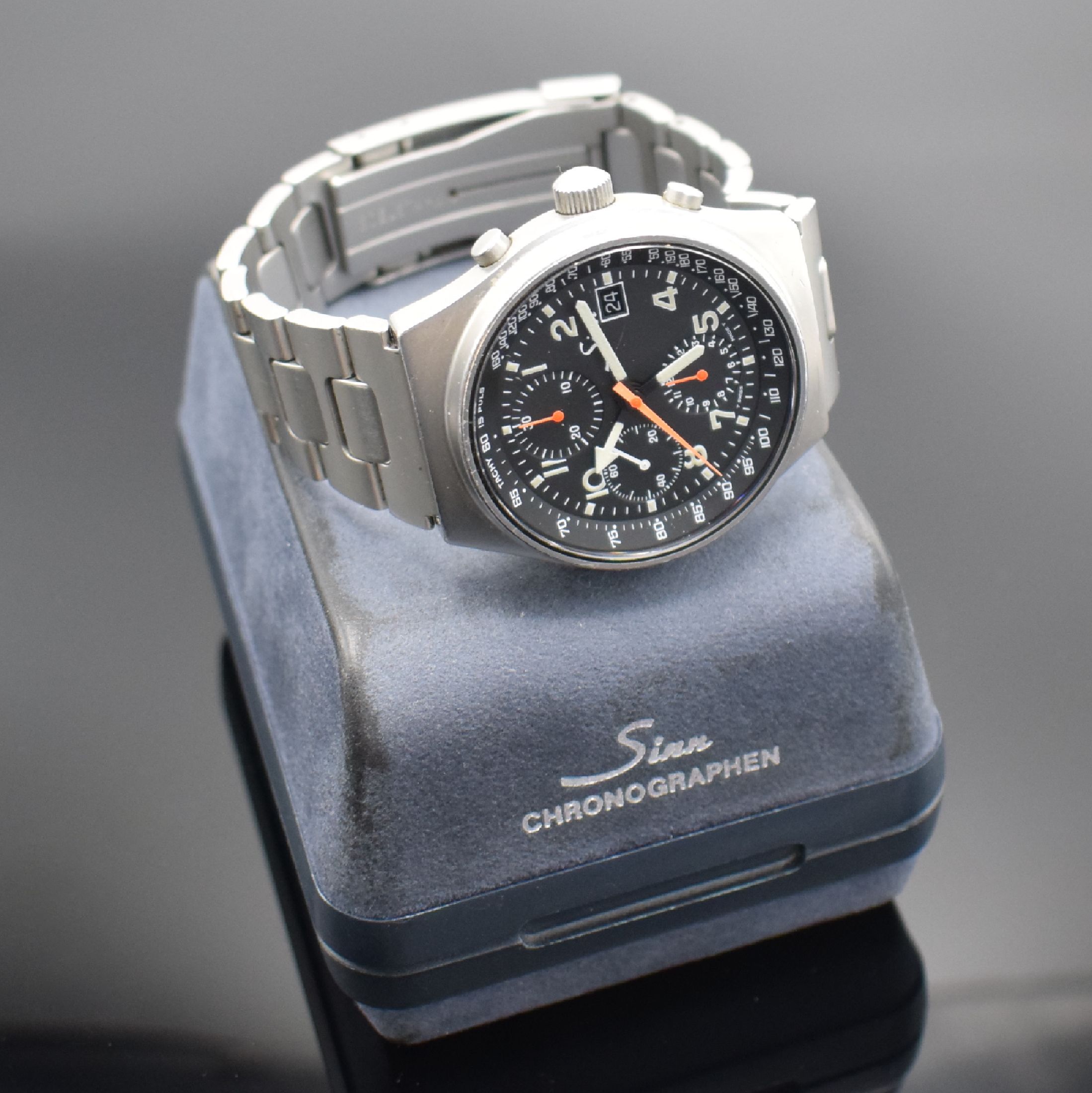 Detail f: SINN Armbandchronograph mit 2. Zeitzone Modell 144 GMT, Schweiz um 1995, Automatik, matt. Edelstahlgeh. inkl. Gliederband m. Faltschl., beids. ...