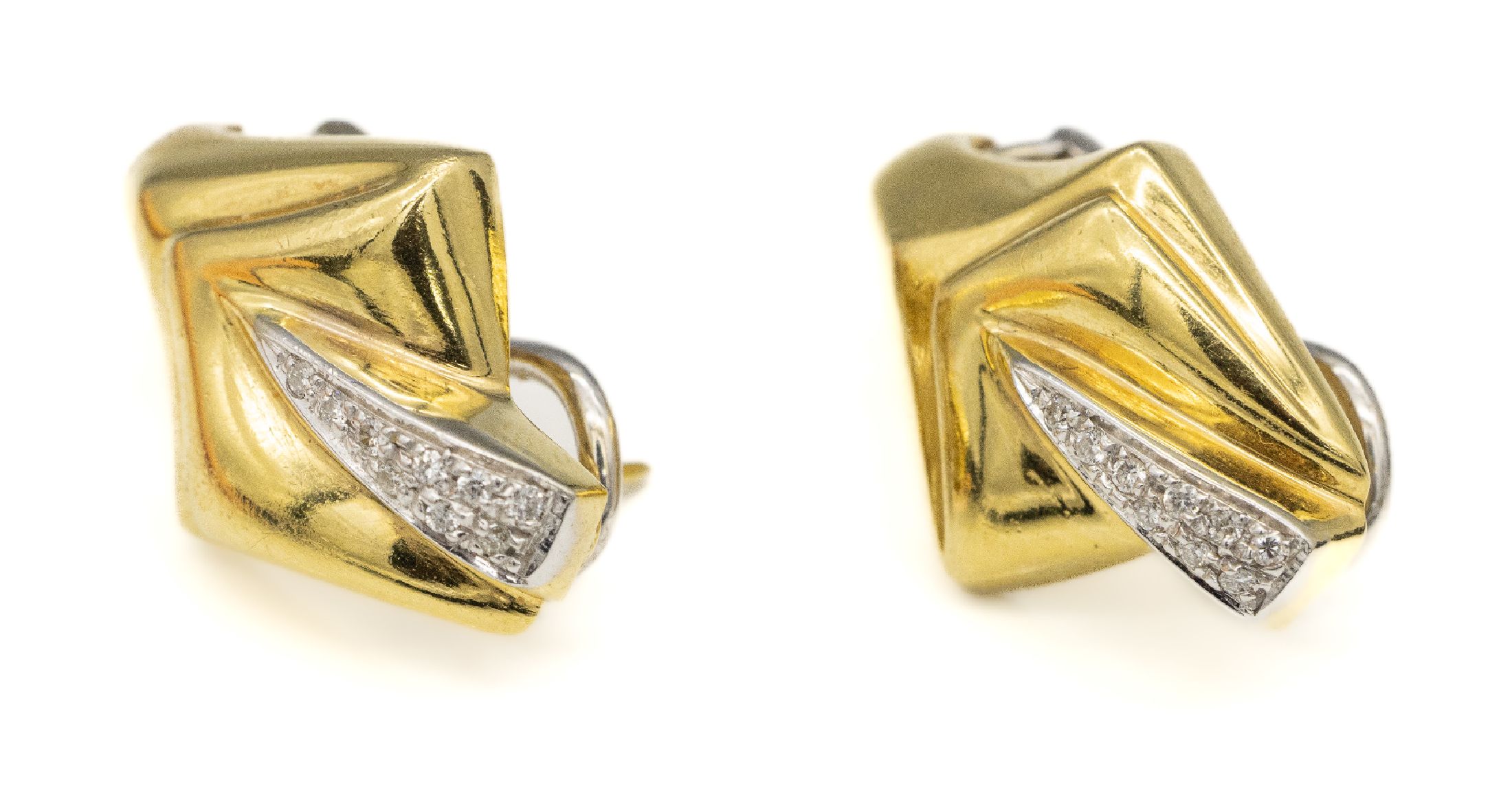 18 kt Gold Brillant-Ohrstecker, GG/WG 750/000, abstrakte Gestaltung, insg. 18 Brillanten zus. ca. 0.09 ct Weiß/si, ca. 11.8 g, Clipbrisuren
