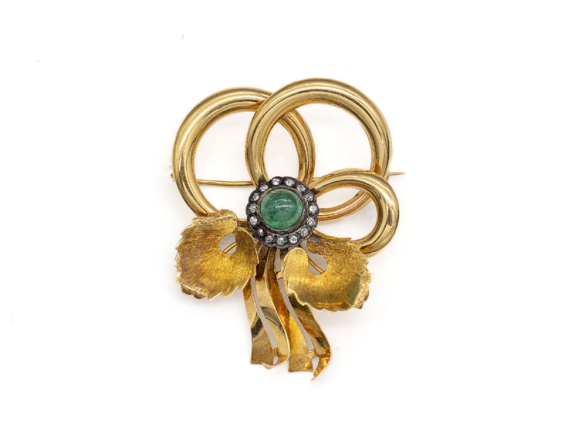 18 kt Gold Diamant-Smaragd-Brosche, GG 750/000, geschwungen florale Gestaltung, Mittelteil Silber aus älterem Zusammenhang, mittig runder ...