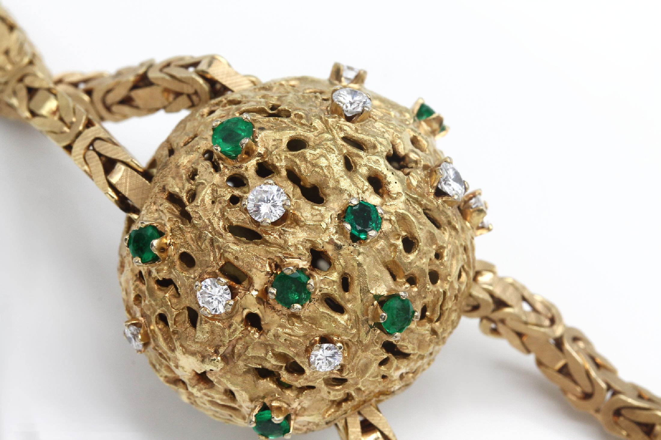 Detail a: 18 kt Gold Smaragd-Brillant-Collier, GG 750/000 matt., Königskette, abstrakte Kugel als Mittelteil, durchbrochen gearbeitet, mit 9Brillanten zus. ...