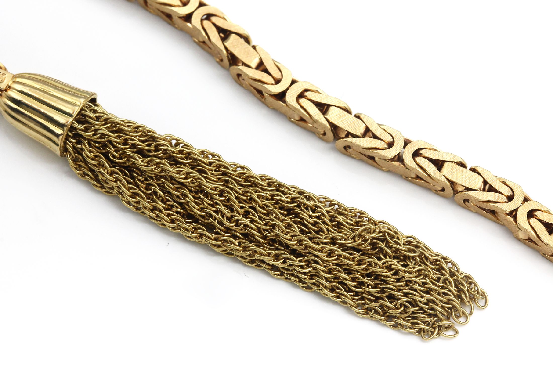 Detail b: 18 kt Gold Smaragd-Brillant-Collier, GG 750/000 matt., Königskette, abstrakte Kugel als Mittelteil, durchbrochen gearbeitet, mit 9Brillanten zus. ...