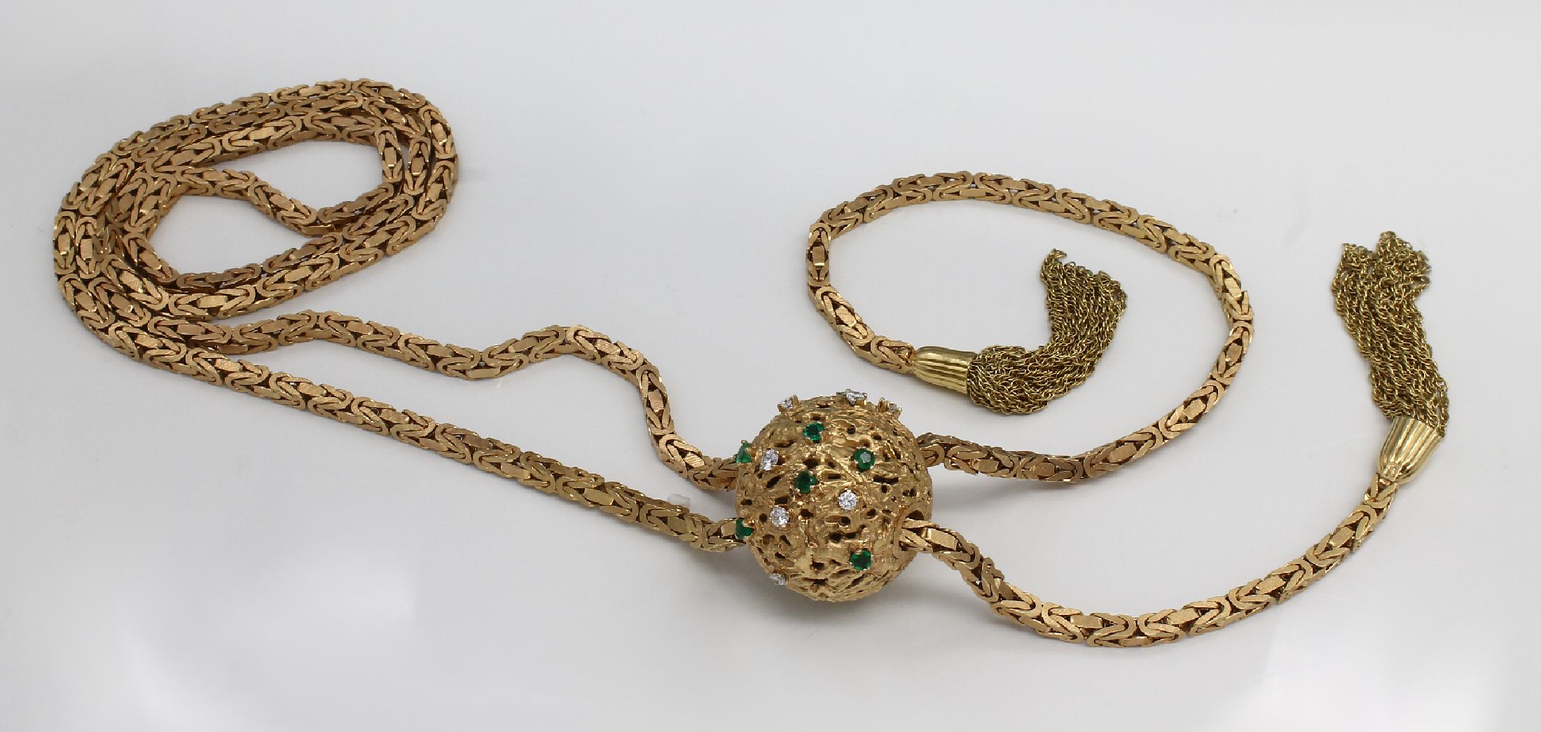 Detail c: 18 kt Gold Smaragd-Brillant-Collier, GG 750/000 matt., Königskette, abstrakte Kugel als Mittelteil, durchbrochen gearbeitet, mit 9Brillanten zus. ...