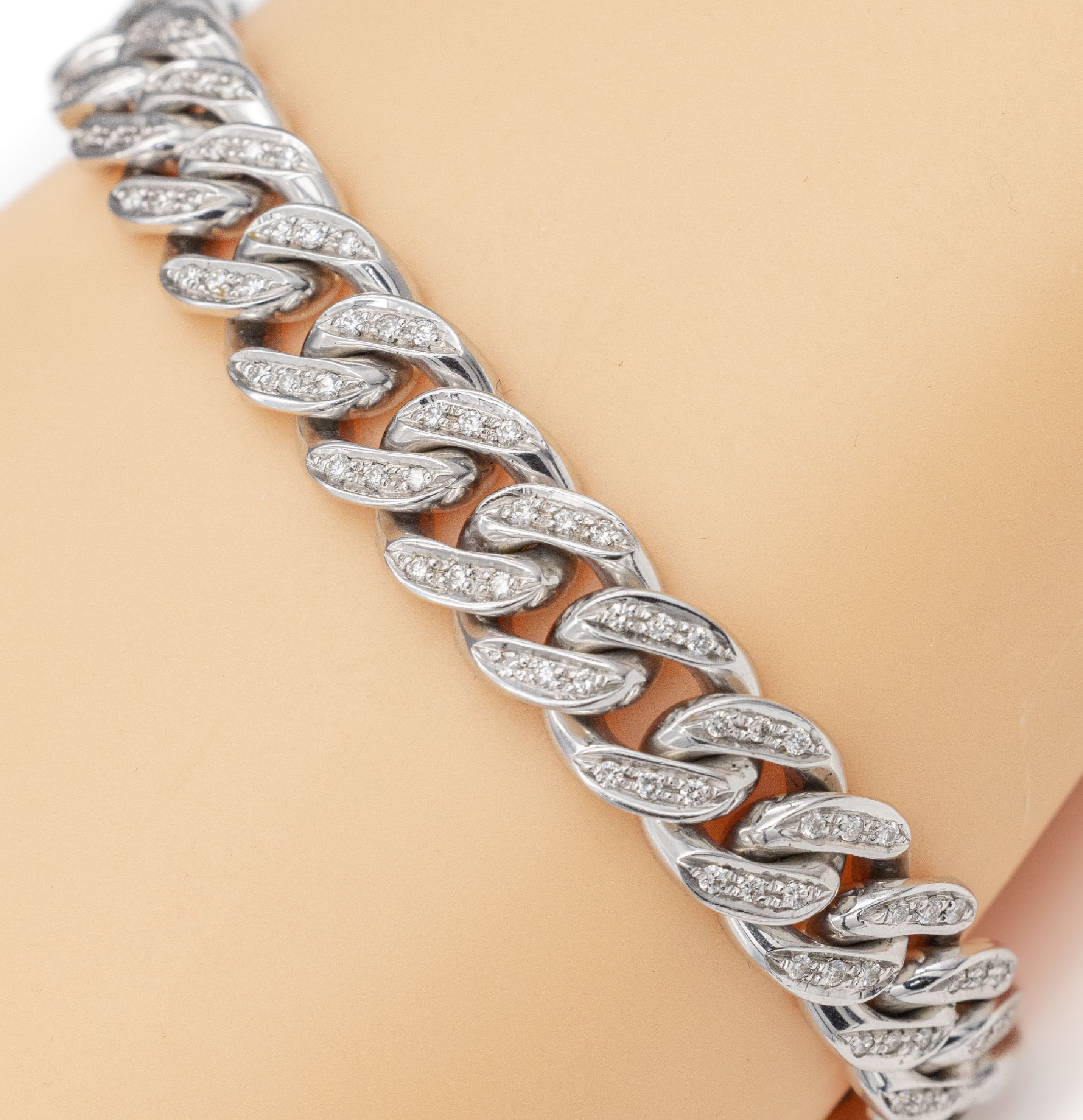 14 kt Gold Brillant-Armband, WG 585/000, 170 Brillanten zus. ca. 0.85 ct Weiß/si-p, L. ca. 19 cm, Kastenschloß mit 2 Sicherheitsachten, ca. 53.7 g
