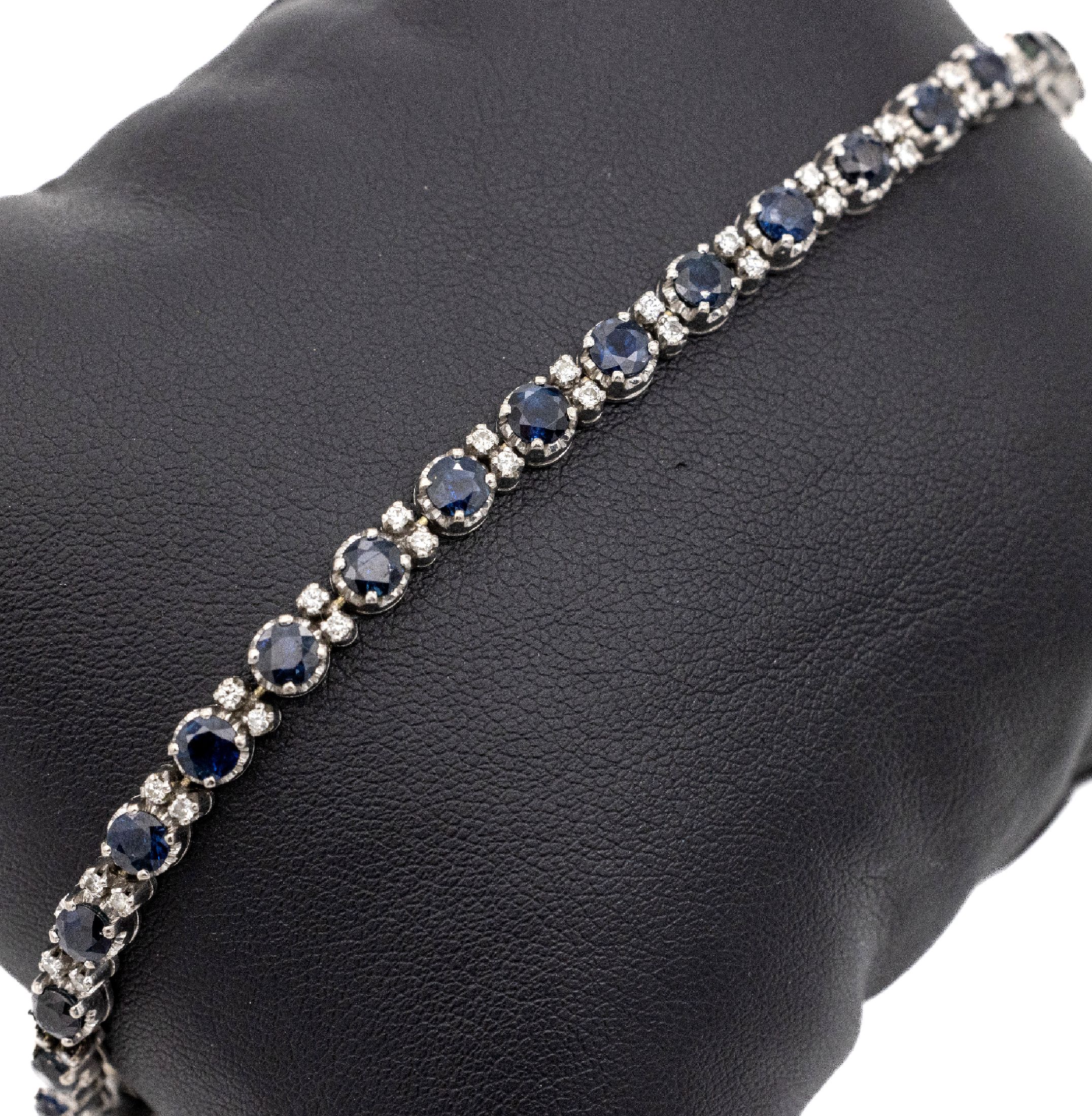 14 kt Gold Saphir-Brillant-Armband, WG 585/000 gepr., 26 rundfacett. Saphire zus. ca.8.50 ct, 52 Brillanten zus. ca. 0.52 ct Weiß/si-p, L. ca. 18.5 ...