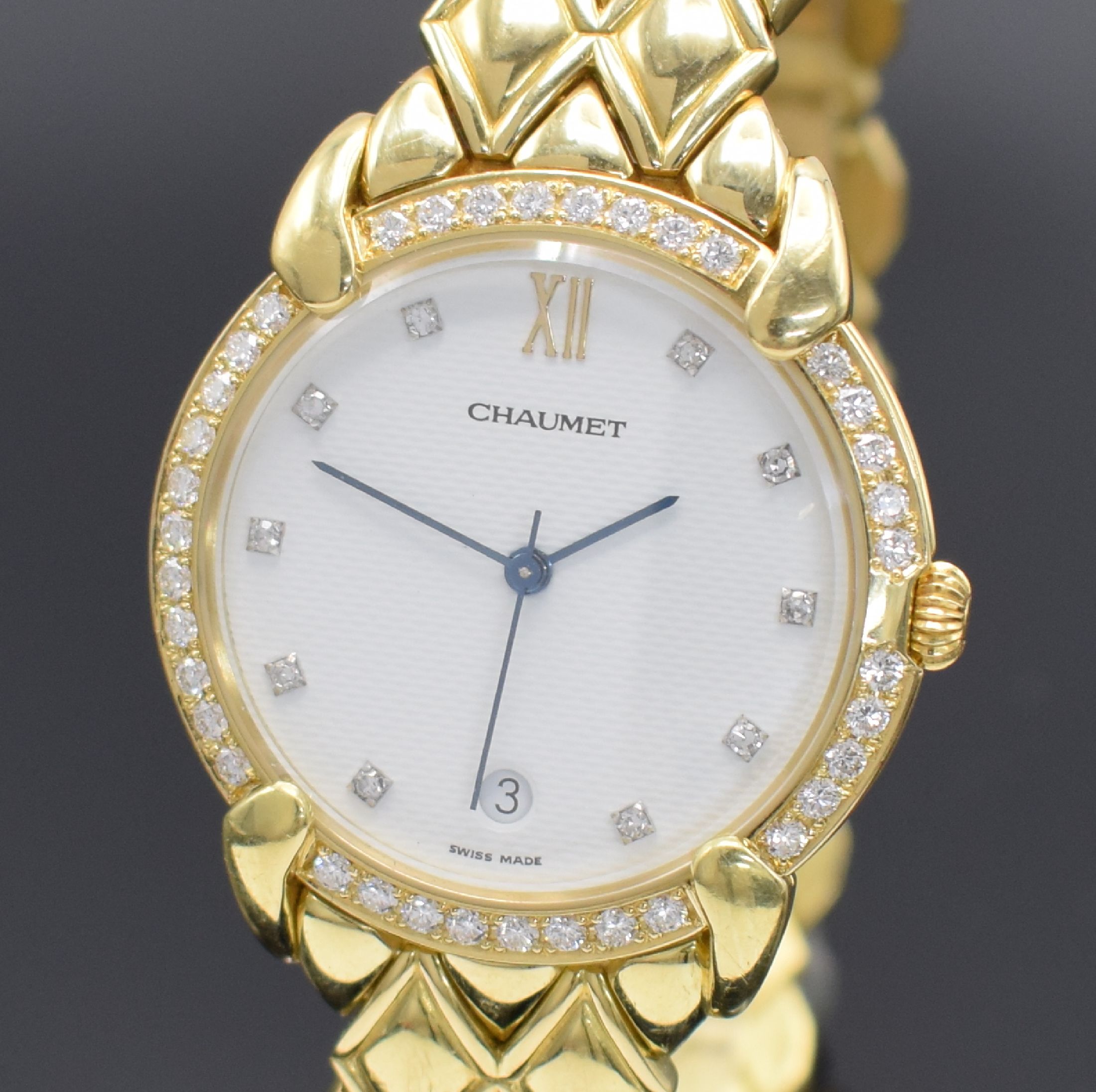Detail a: CHAUMET Armbanduhr Elysées in GG 750/000, Schweiz/Frankreich um 2000, quarz, 3-teil. Geh. inkl. orig. Gliederband m. dopp. Faltschl., Boden ...