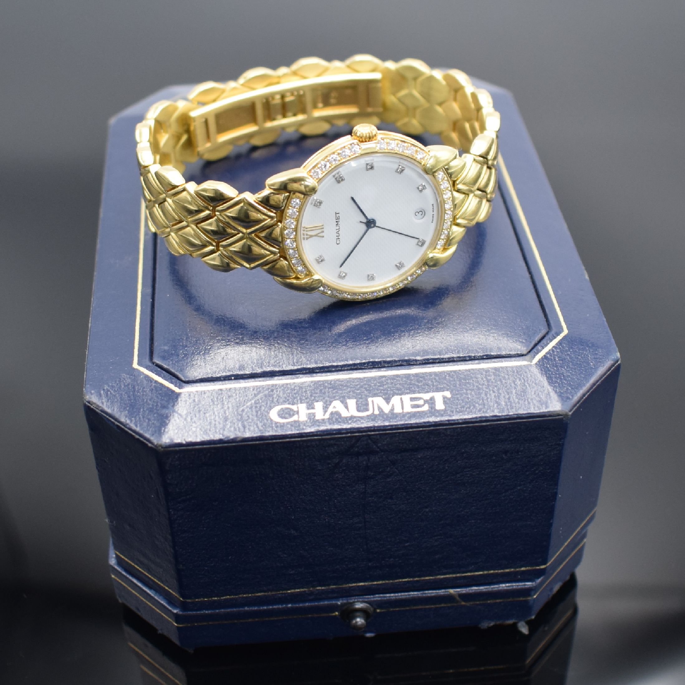Detail d: CHAUMET Armbanduhr Elysées in GG 750/000, Schweiz/Frankreich um 2000, quarz, 3-teil. Geh. inkl. orig. Gliederband m. dopp. Faltschl., Boden ...