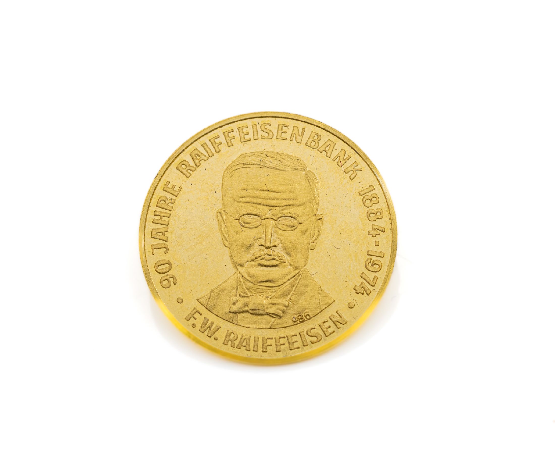 Goldmedaille, 90 Jahre Raiffeisenbank, GG 986/000, AV: 90 Jahre Raiffeisenbank 1884 -1974 und Portrait F.W. Raiffeisen, RV: 900 Jahre Heimerzheim ...