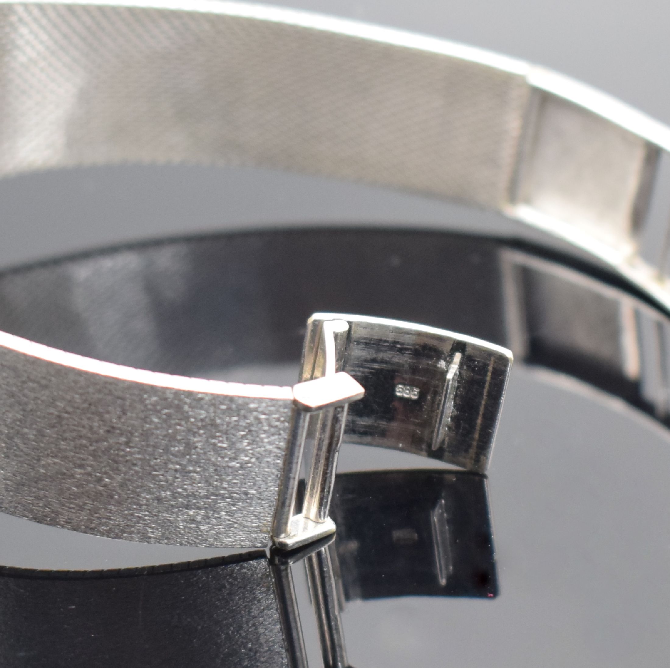 Detail b: CLAY MONTIER Damenarmbanduhr in WG 585/000 an Milanaiseband mit Saphir/Diamant-Lünette & zweiter Rubin/Diamant-Lünette zum wechseln, Schweiz um ...