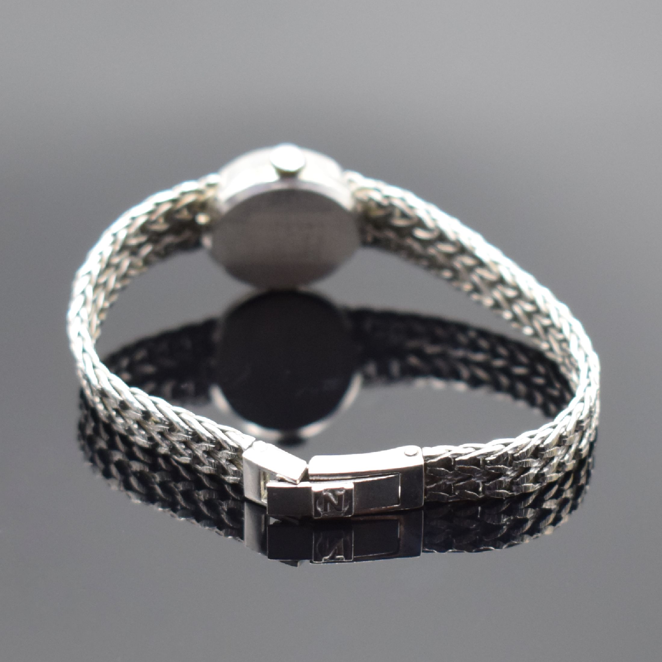 Detail b: ZENTRA Damenarmbanduhr in WG 585/000, Deutschland um 1970, quarz, 2-teil. Gehäuse, Boden aufgedr., silb. Zifferbl. m. aufges. Std.-Ind. fl., D. ca. ...