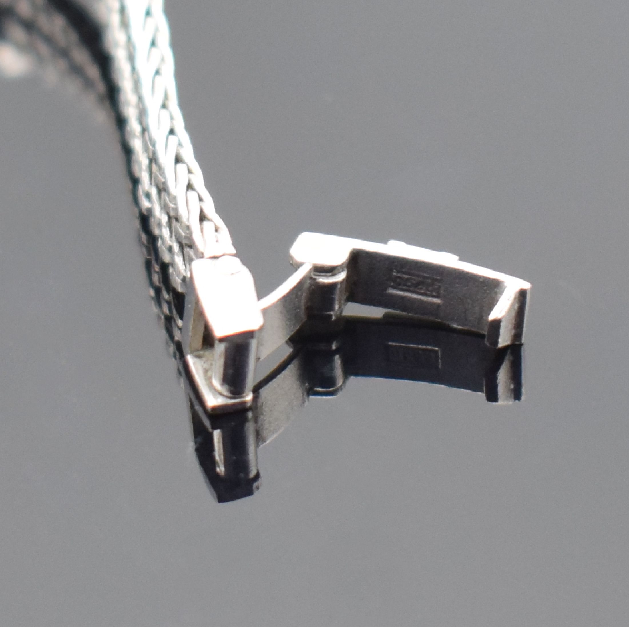 Detail c: ZENTRA Damenarmbanduhr in WG 585/000, Deutschland um 1970, quarz, 2-teil. Gehäuse, Boden aufgedr., silb. Zifferbl. m. aufges. Std.-Ind. fl., D. ca. ...