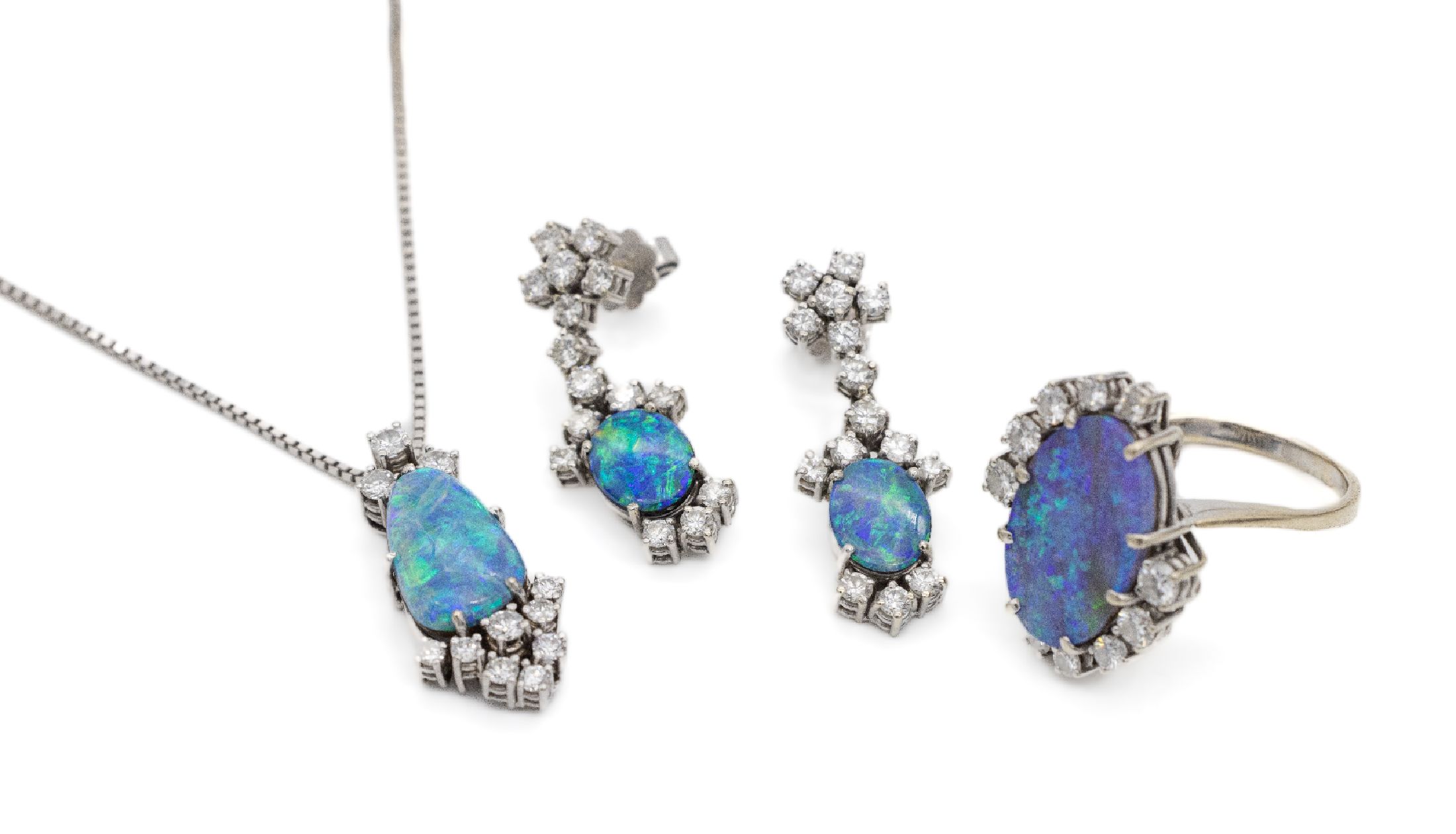 14 kt Gold Brillant-Opal-Schmuckset, WG 585/000, best. aus Paar Ohrsteckern mit ovalenOpalen-Tripletten mit Farbspiel in blau und grün, umgeben von ...