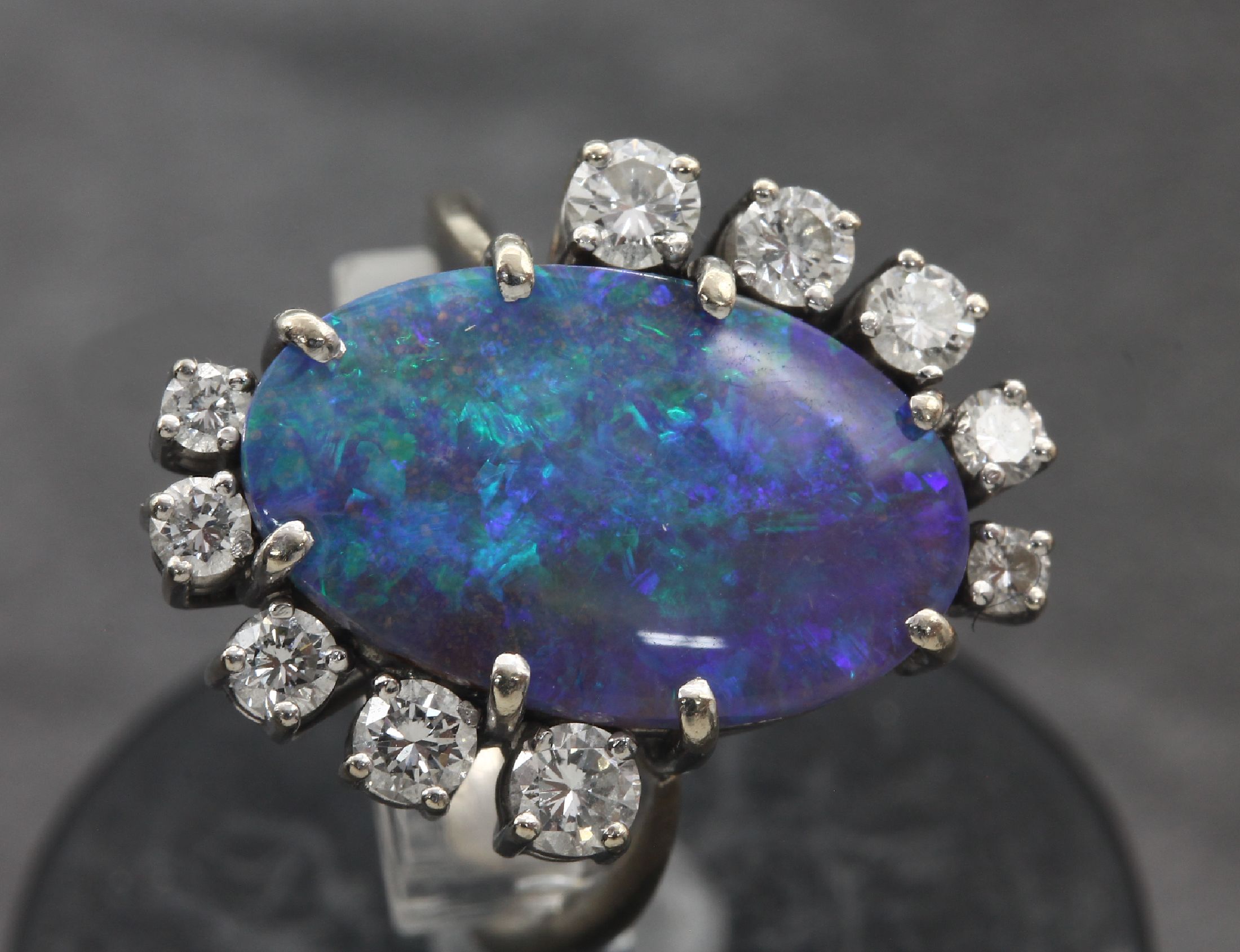 Detail a: 14 kt Gold Brillant-Opal-Schmuckset, WG 585/000, best. aus Paar Ohrsteckern mit ovalenOpalen-Tripletten mit Farbspiel in blau und grün, umgeben von ...