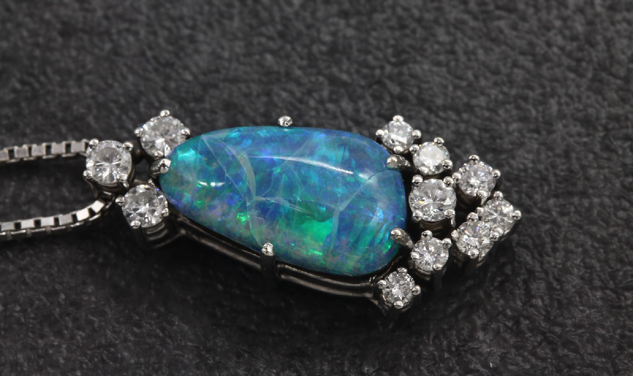 Detail b: 14 kt Gold Brillant-Opal-Schmuckset, WG 585/000, best. aus Paar Ohrsteckern mit ovalenOpalen-Tripletten mit Farbspiel in blau und grün, umgeben von ...