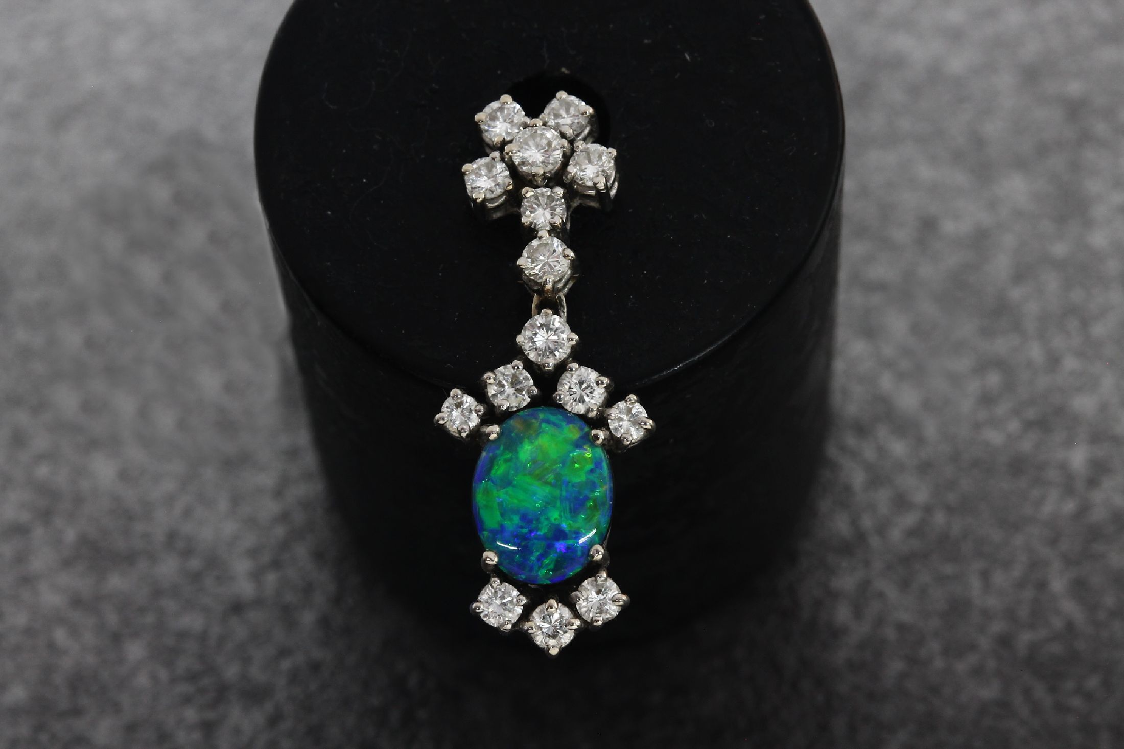 Detail c: 14 kt Gold Brillant-Opal-Schmuckset, WG 585/000, best. aus Paar Ohrsteckern mit ovalenOpalen-Tripletten mit Farbspiel in blau und grün, umgeben von ...