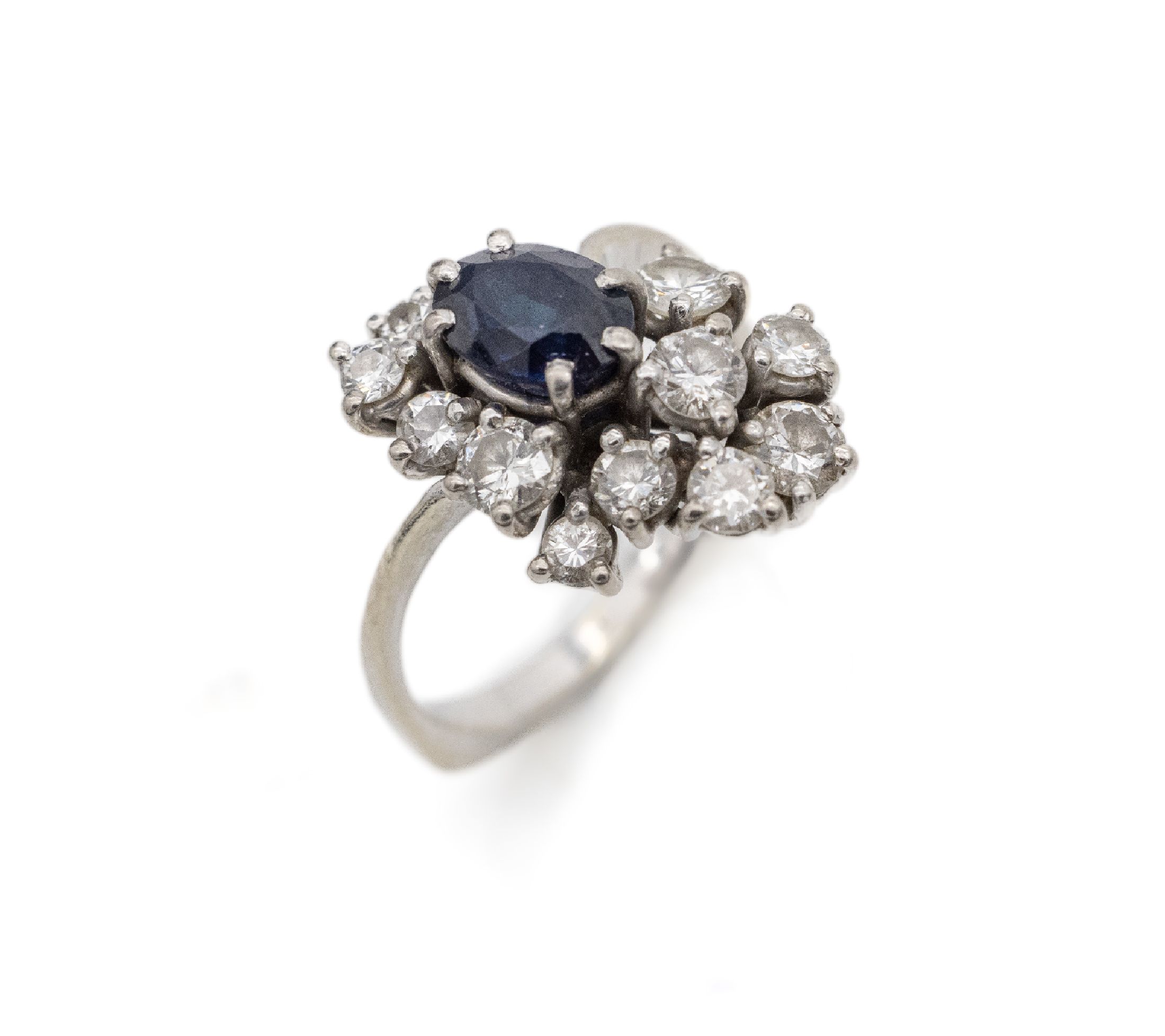 14 kt Gold Saphir-Brillant-Ring, WG 585/000 gepr., ovalfacett. Saphir ca. 1.0 ct, umgeben von 11 Brillanten zus. ca. 1.0 ct Weiß/si-p, RW 55, ca. ...