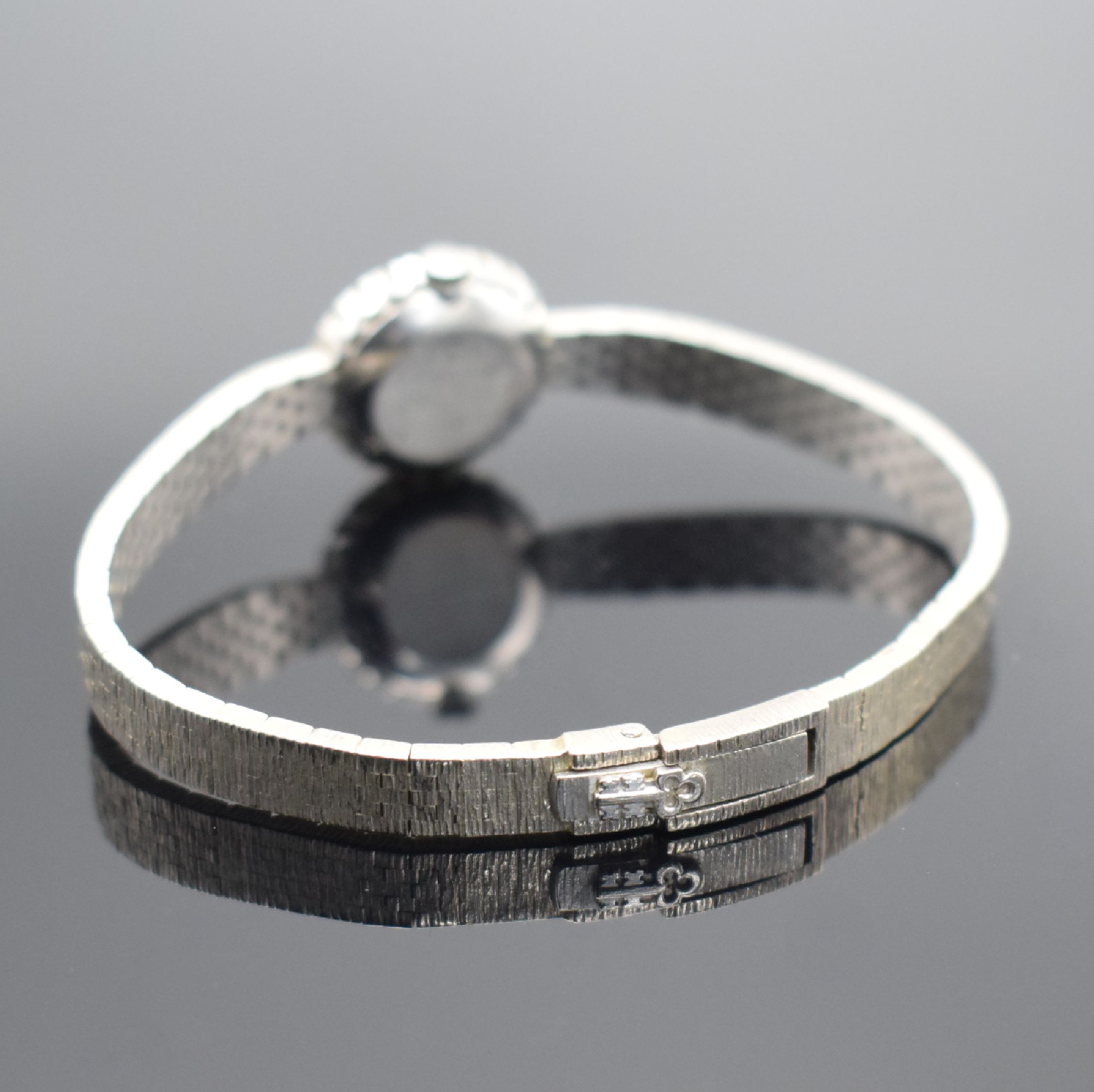 Detail b: CORUM Damenarmbanduhr mit Diamantbesatz in WG 750/000, Schweiz um 1970, Handaufzug, Boden aufgedr., WG 750/000 Band, silb. Strukturzifferbl. m. silb. ...
