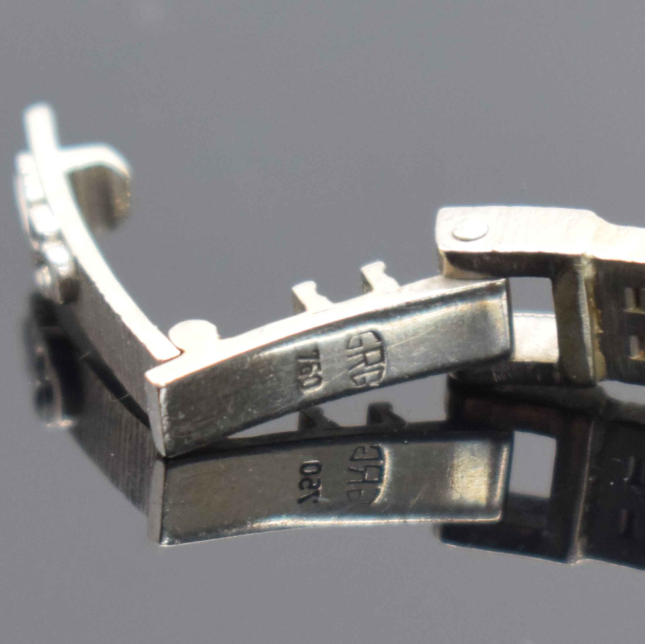 Detail c: CORUM Damenarmbanduhr mit Diamantbesatz in WG 750/000, Schweiz um 1970, Handaufzug, Boden aufgedr., WG 750/000 Band, silb. Strukturzifferbl. m. silb. ...