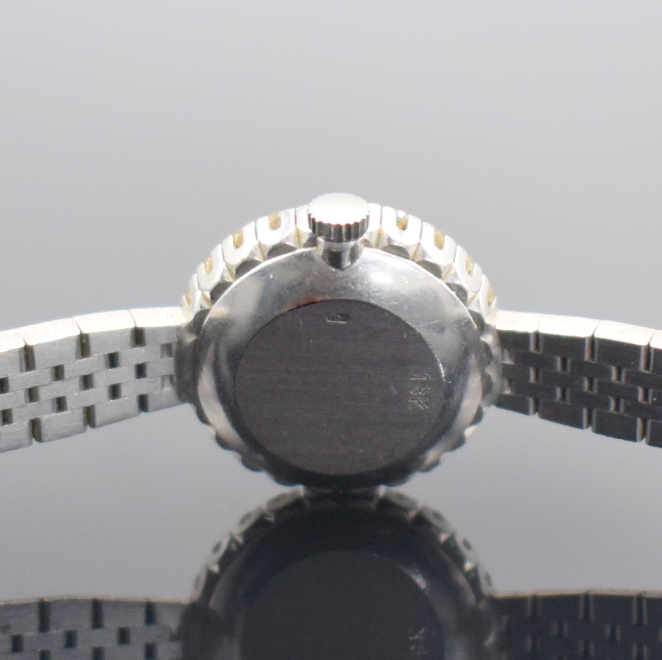 Detail d: CORUM Damenarmbanduhr mit Diamantbesatz in WG 750/000, Schweiz um 1970, Handaufzug, Boden aufgedr., WG 750/000 Band, silb. Strukturzifferbl. m. silb. ...