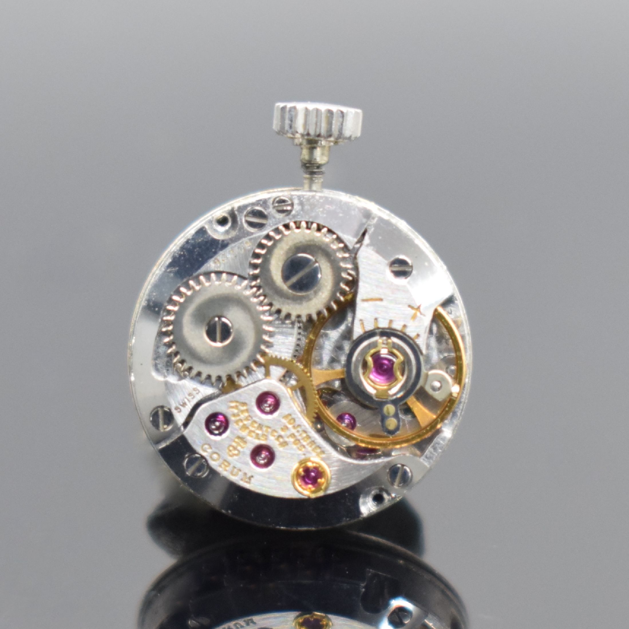 Detail e: CORUM Damenarmbanduhr mit Diamantbesatz in WG 750/000, Schweiz um 1970, Handaufzug, Boden aufgedr., WG 750/000 Band, silb. Strukturzifferbl. m. silb. ...