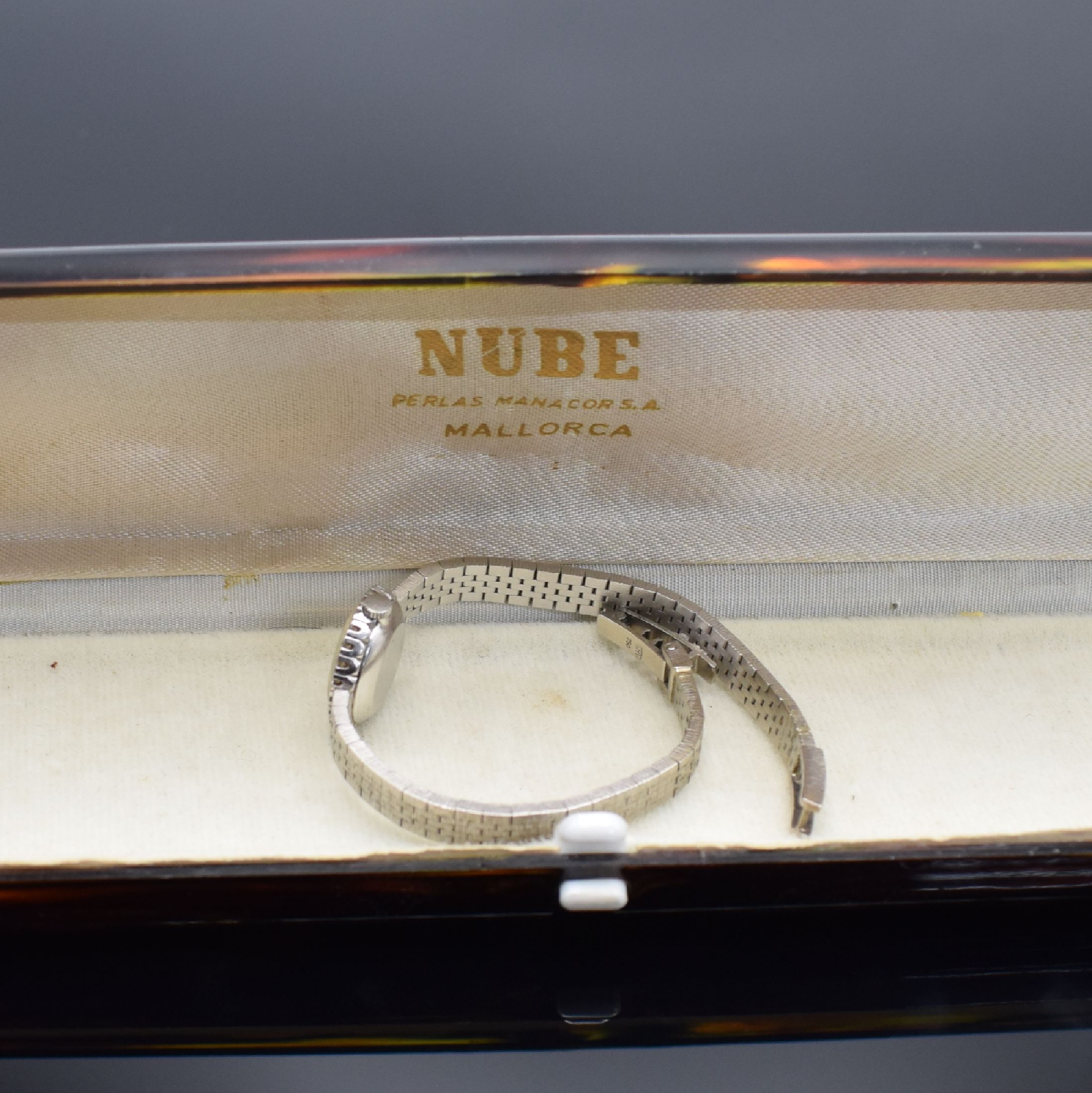 Detail g: CORUM Damenarmbanduhr mit Diamantbesatz in WG 750/000, Schweiz um 1970, Handaufzug, Boden aufgedr., WG 750/000 Band, silb. Strukturzifferbl. m. silb. ...