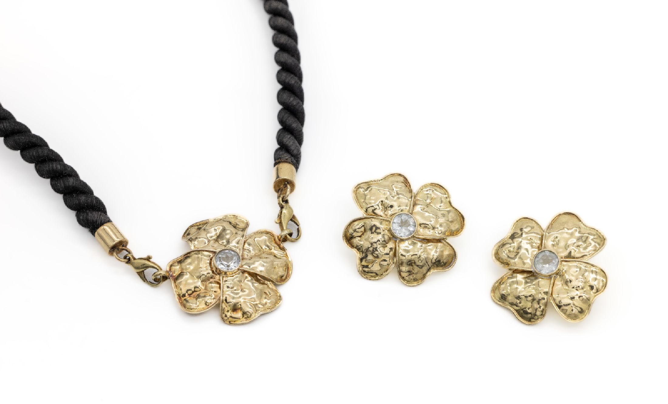 14 kt Gold Schmuckset "Blüten", GG 585/000 gepr., best. aus: 1 Paar Ohrstecker und 1 Collier mit Mittelteil an Stoffband, L. ca. 41cm, ...