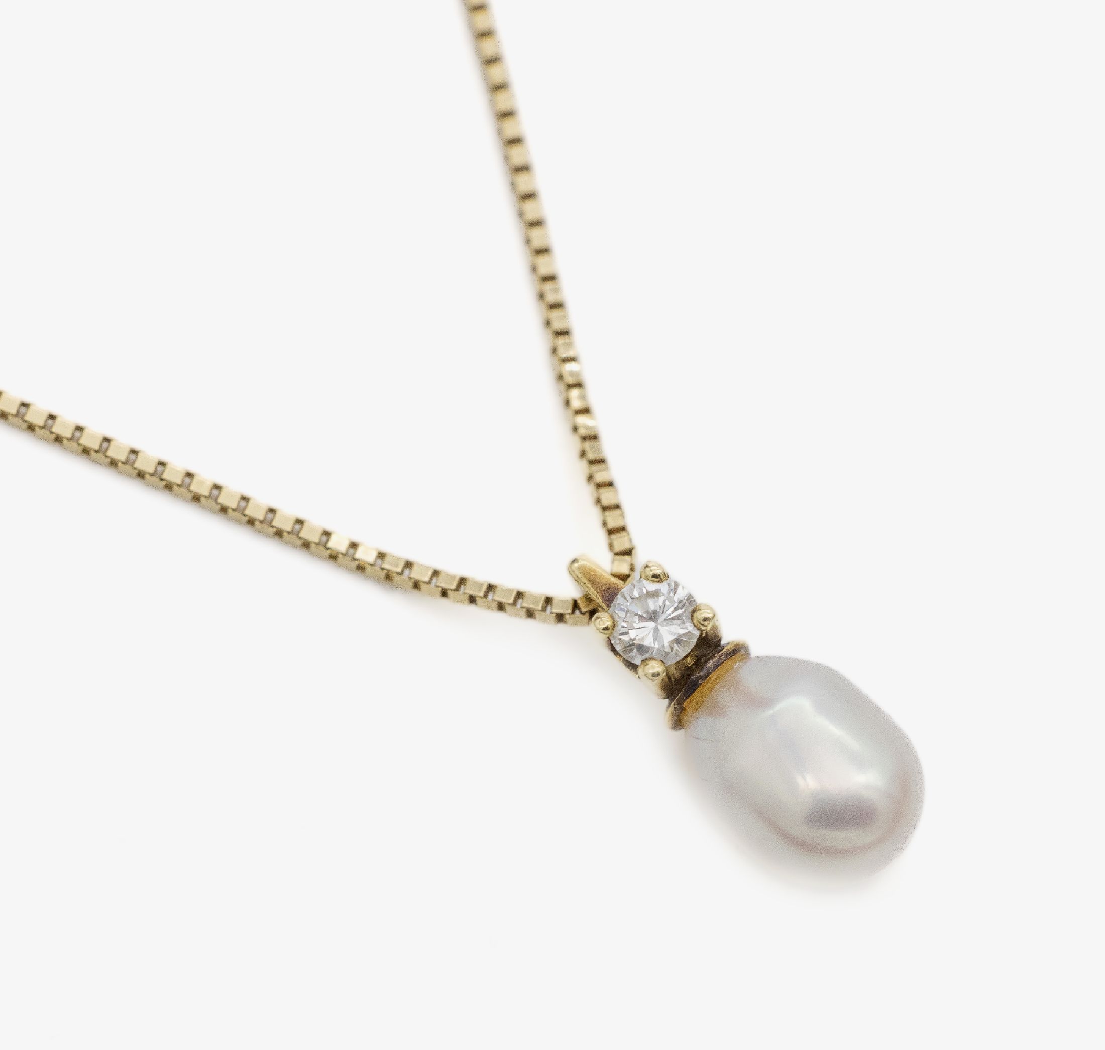 14 kt Gold Perl-Diamant-Anhänger, GG 585/000, unrunde Zuchtperle, D. ca. 6 mm, 1 Brillant ca. 0.10 ct Weiß/si, an Venezianerkette, GG 585/000, L. ...