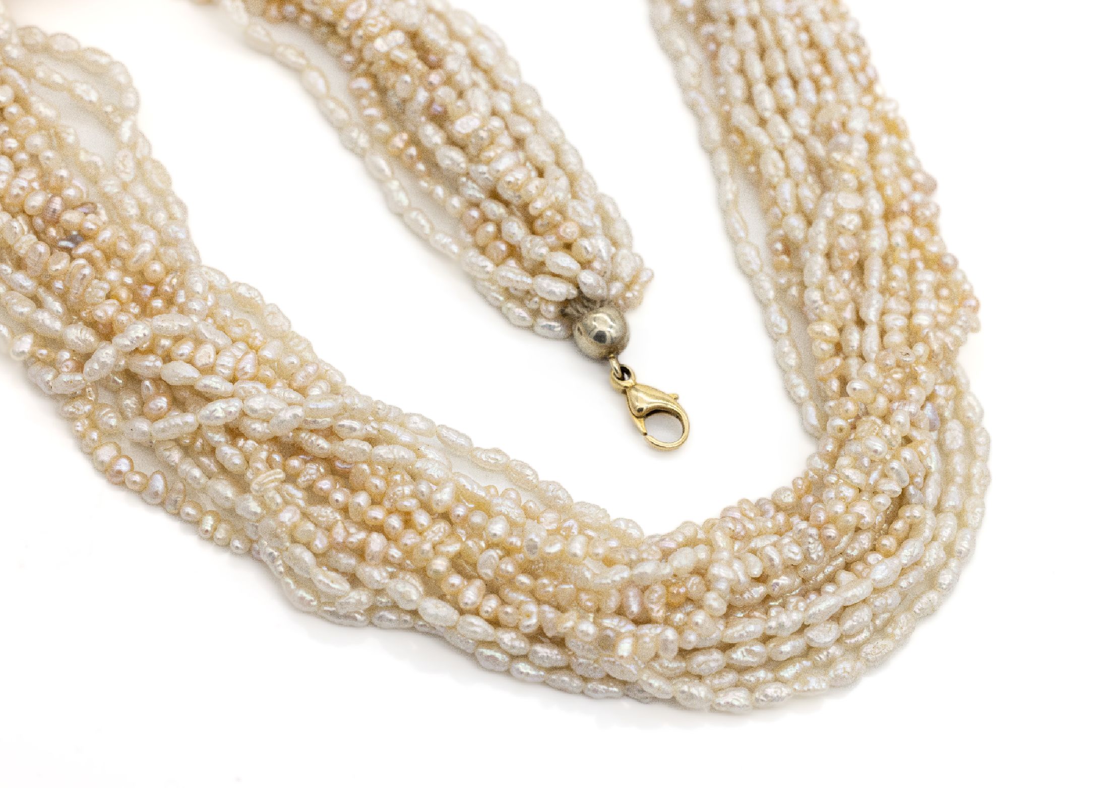 Zuchtperl-Collier, 16-rhg., unrunde Zuchtperlen, D. ca. 2.5-3.5 mm, L. ca. 48 cm, doppelte Karabinerschließe, je GG 585/000