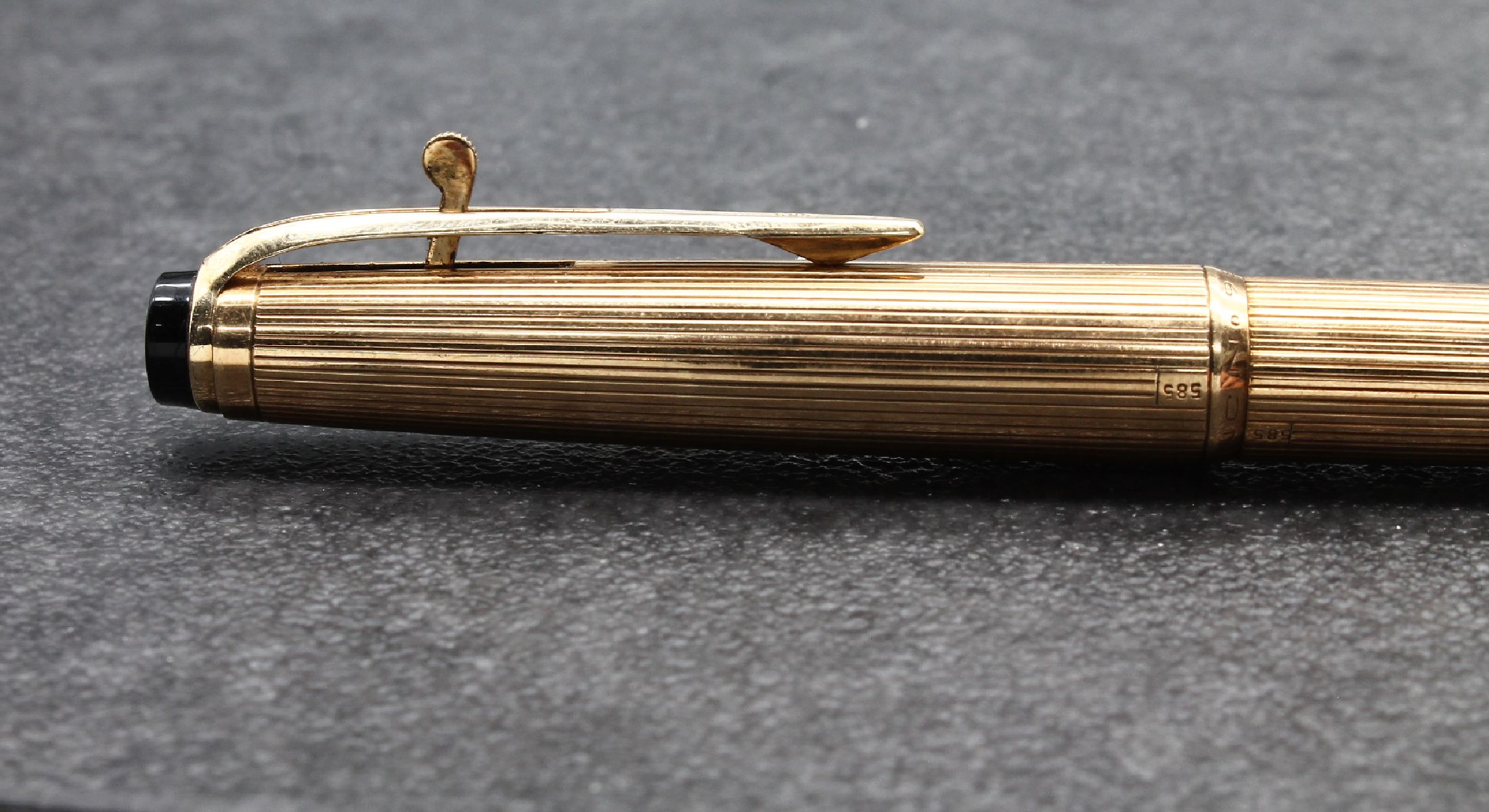 Detail a: 2-teil. MONTBLANC Schreibset, Hüllen GG 585/000, best. aus: Kolbenfüllfederhalter Meisterstück Nr. 92 und Kugelschreiber Nr. 98,mit ...