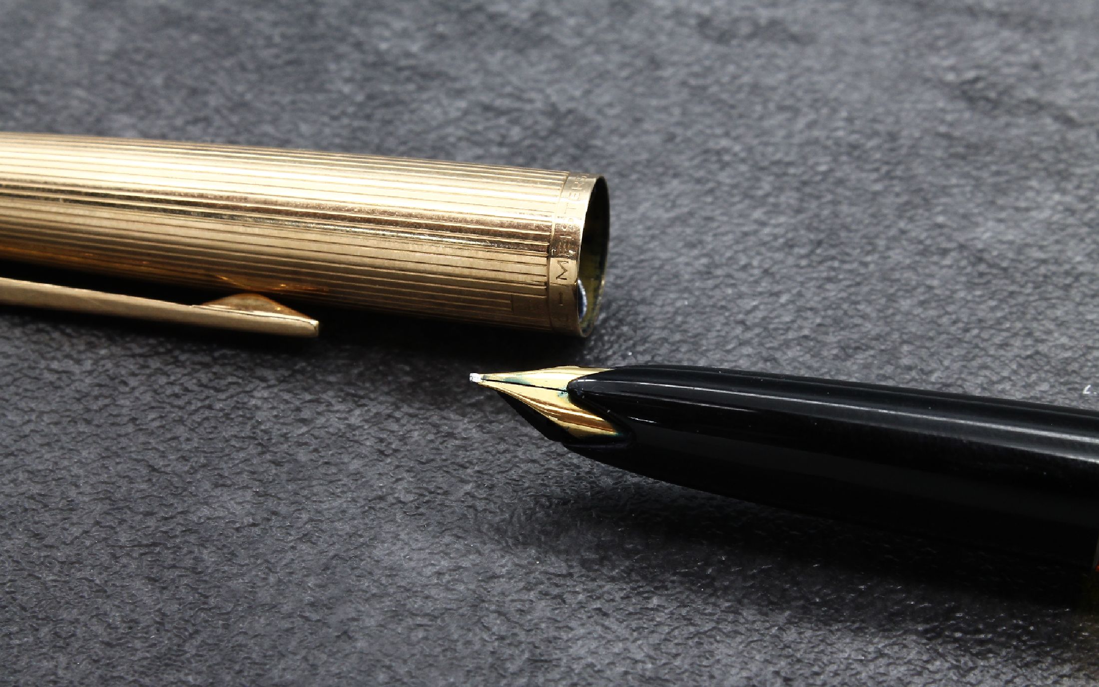 Detail b: 2-teil. MONTBLANC Schreibset, Hüllen GG 585/000, best. aus: Kolbenfüllfederhalter Meisterstück Nr. 92 und Kugelschreiber Nr. 98,mit ...