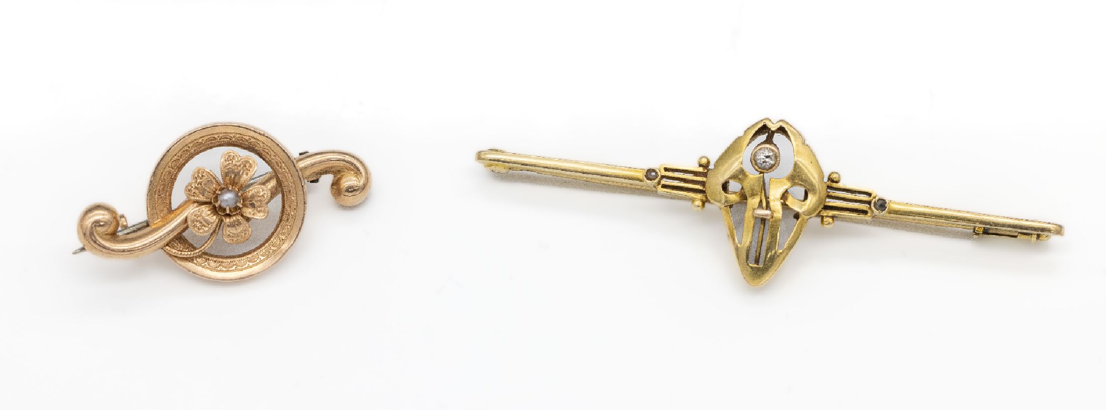 Konvolut 2 14 kt Gold Jugendstilbroschen, um 1900/10, GG 585/000 und RG 585/000, 1 x m. kl. Diamant, Perlchenbesatz, verbogen, 1 x m. Perlchen, ...