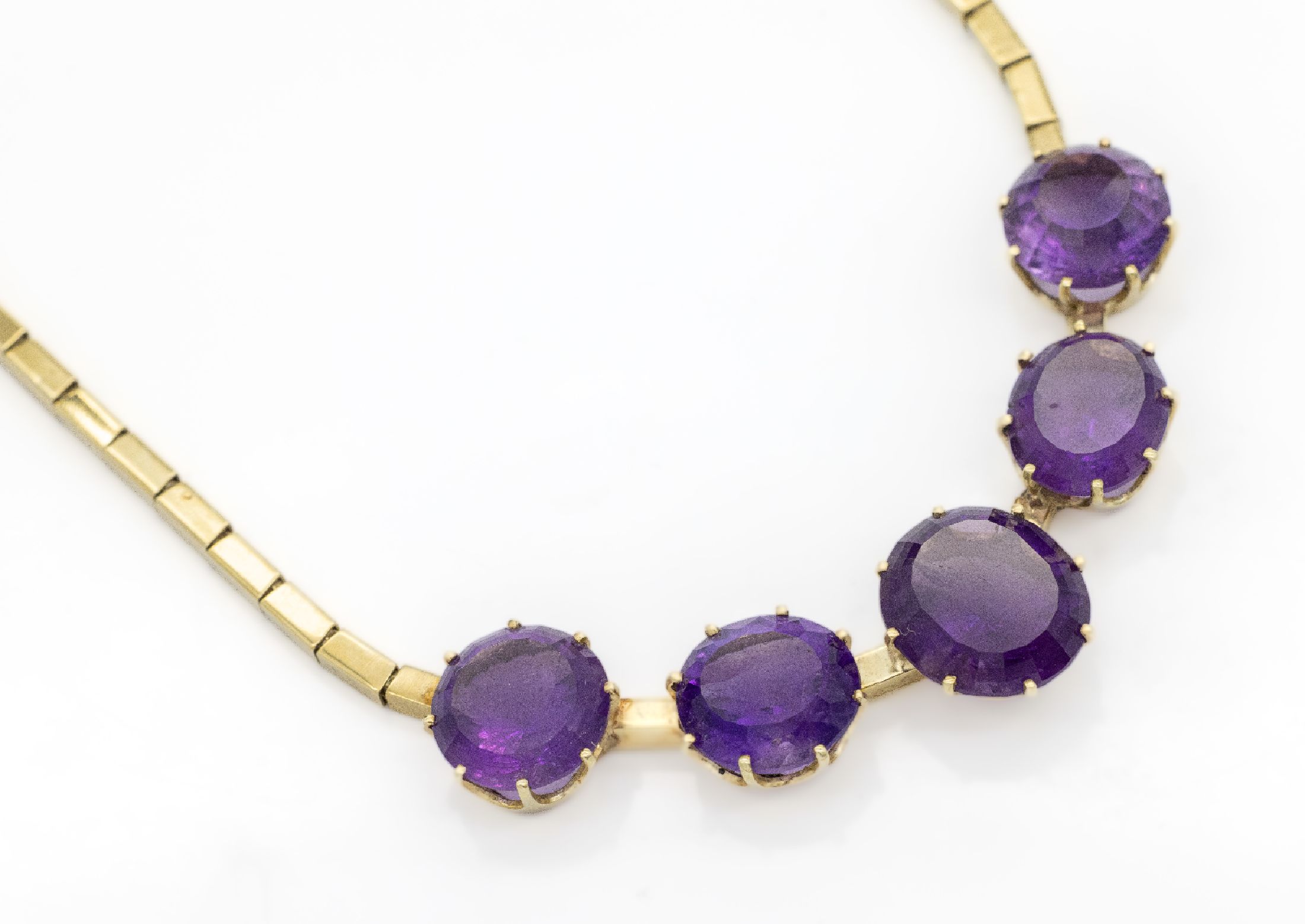 14 kt Gold Amethyst-Collier, GG 585/000, Mittelteil mit 2 rundfacett. und 3 ovalfacett.Amethyste zus. ca. 38.0 ct, Kettenlänge ca. 46cm, 46.2 g, ...
