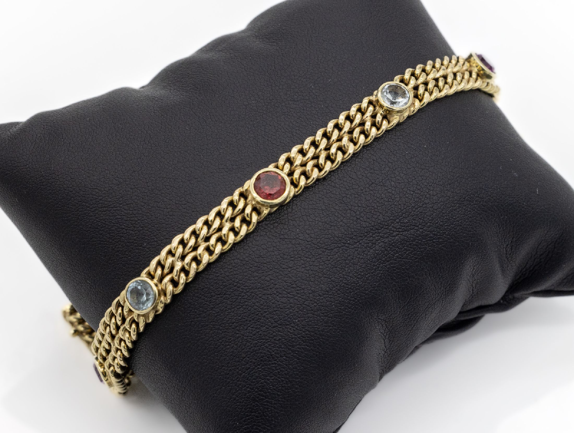 14 kt Gold Farbstein-Armband, GG 585/000, 2rhg. Flachpanzerarmband, bes. mit 6 rundfacett. Farbsteine, u.a. Aquamarine, Granat zus. ca 7.0 ct, L. ...