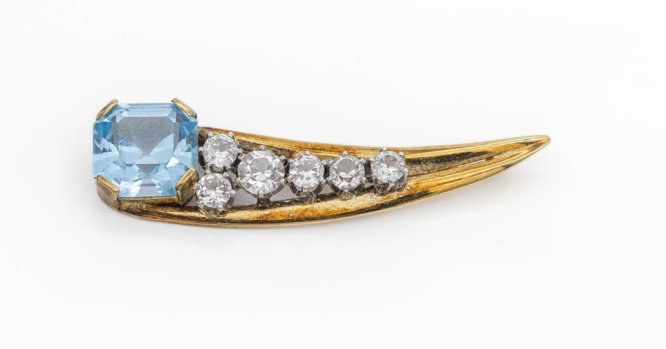 14 kt Gold Topas-Brosche, GG 585/000, facett. Blau-Topas (beh.) ca. 9.0 ct, 6 weiße Saphire zus. ca. 8.0 ct, Meistermarke unged., ca. 14.7 g, L. ...