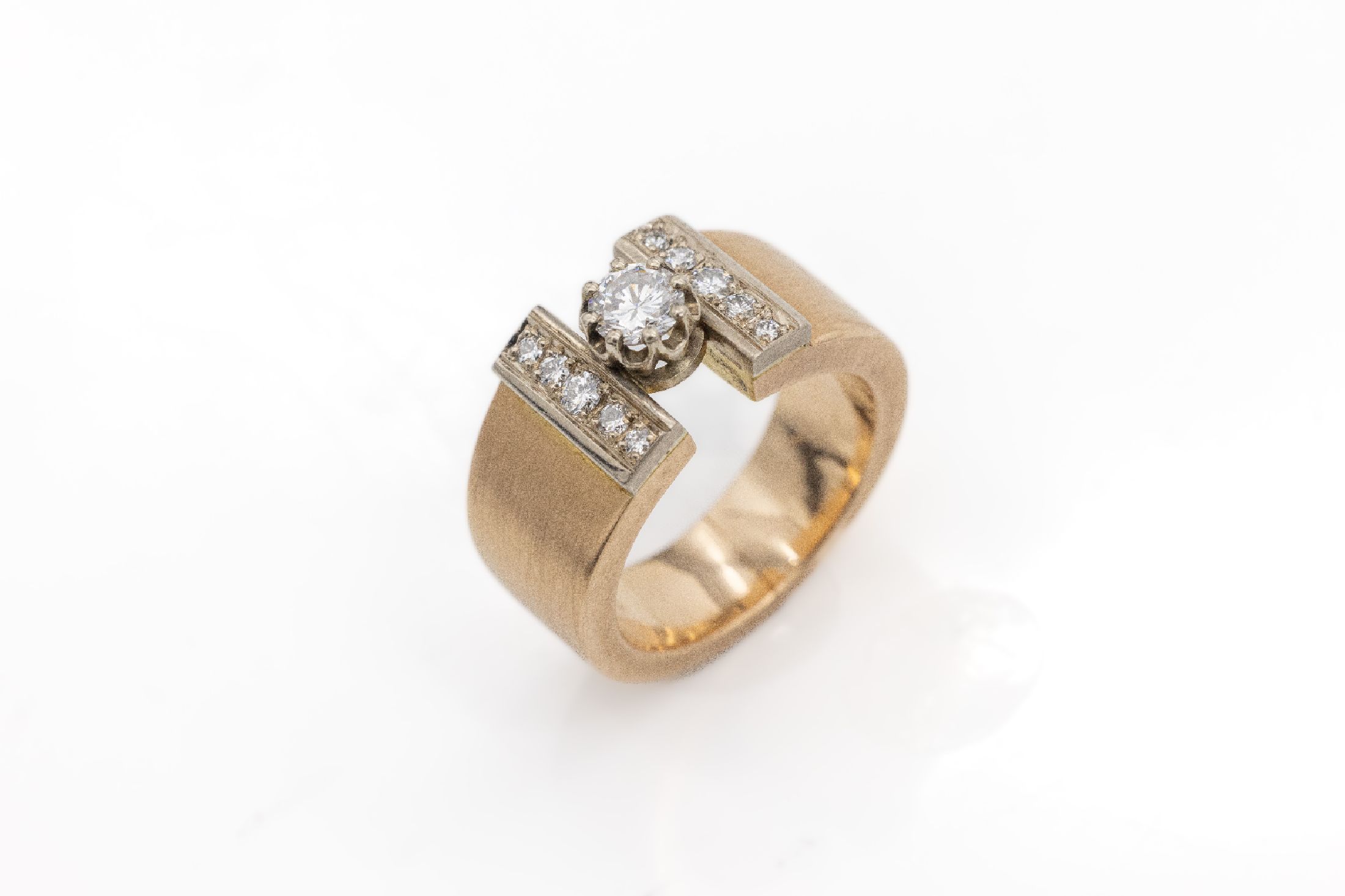 18 kt Gold Brillant-Ring, RG/GG 750/000, 1 Brillant ca. 0.50 ct Weiß/vs, 10 Brillanten zus. ca. 0.20 ct Weiß/vs-si, schwere massive Ausführung, ...