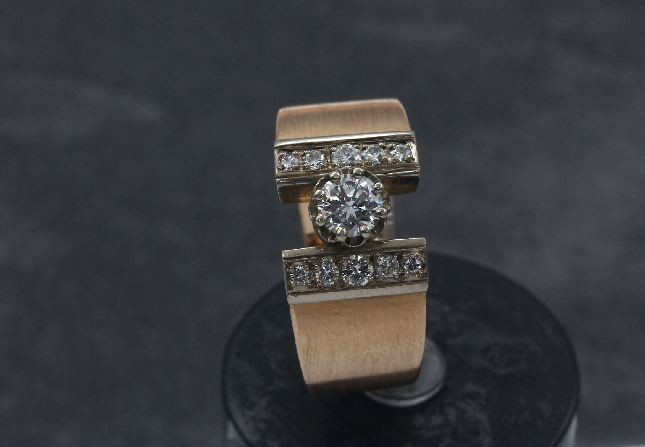 Detail a: 18 kt Gold Brillant-Ring, RG/GG 750/000, 1 Brillant ca. 0.50 ct Weiß/vs, 10 Brillanten zus. ca. 0.20 ct Weiß/vs-si, schwere massive Ausführung, ...