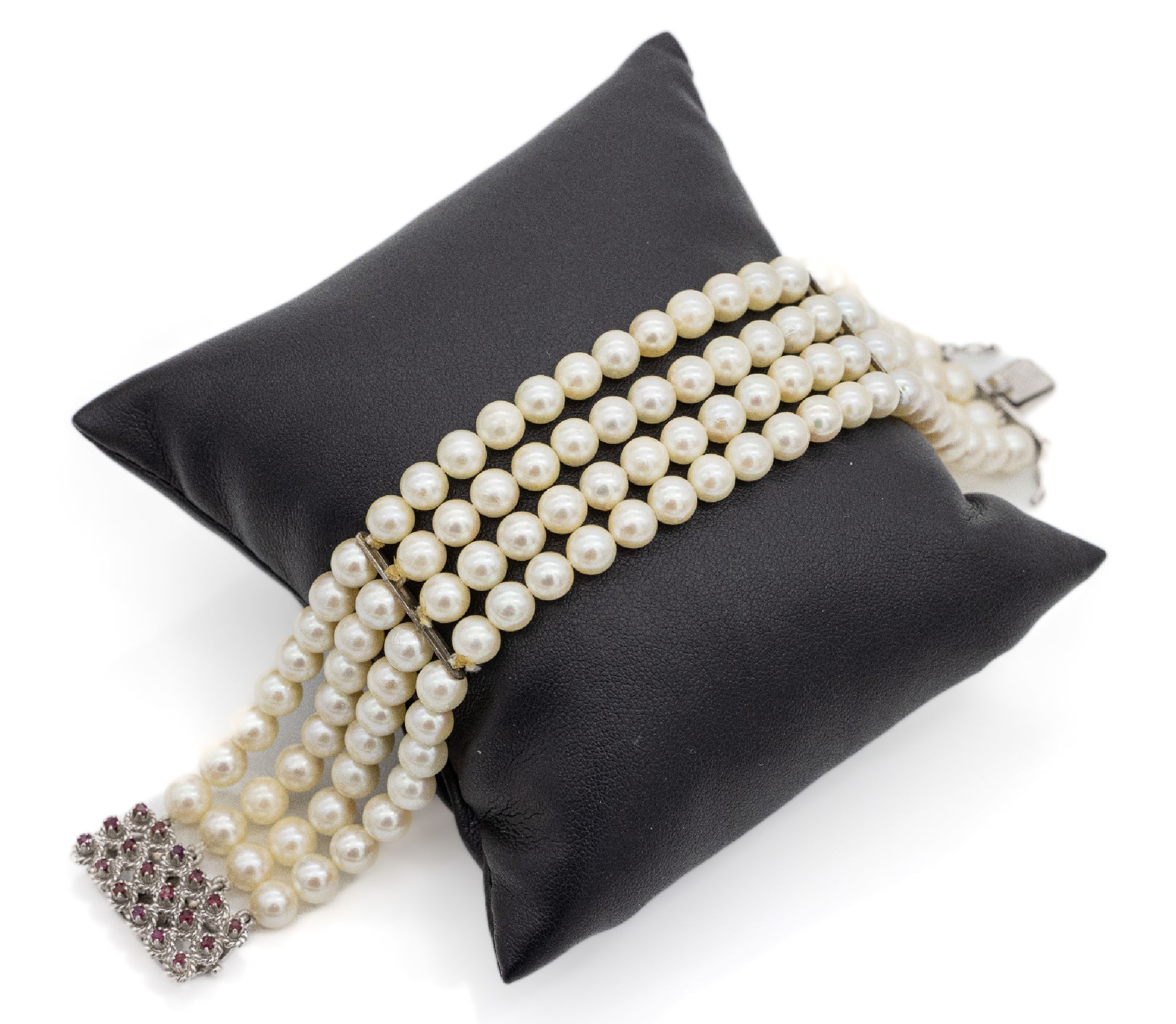 18 kt Gold 4-reihiges Zuchtperlenarmband , Schließe WG 750/000, 18 rundfacett. Rubine zus. ca. 0.34 ct, 112 Zuchtperlen D ca. 6.0 - 6.4 mm, nat. ...