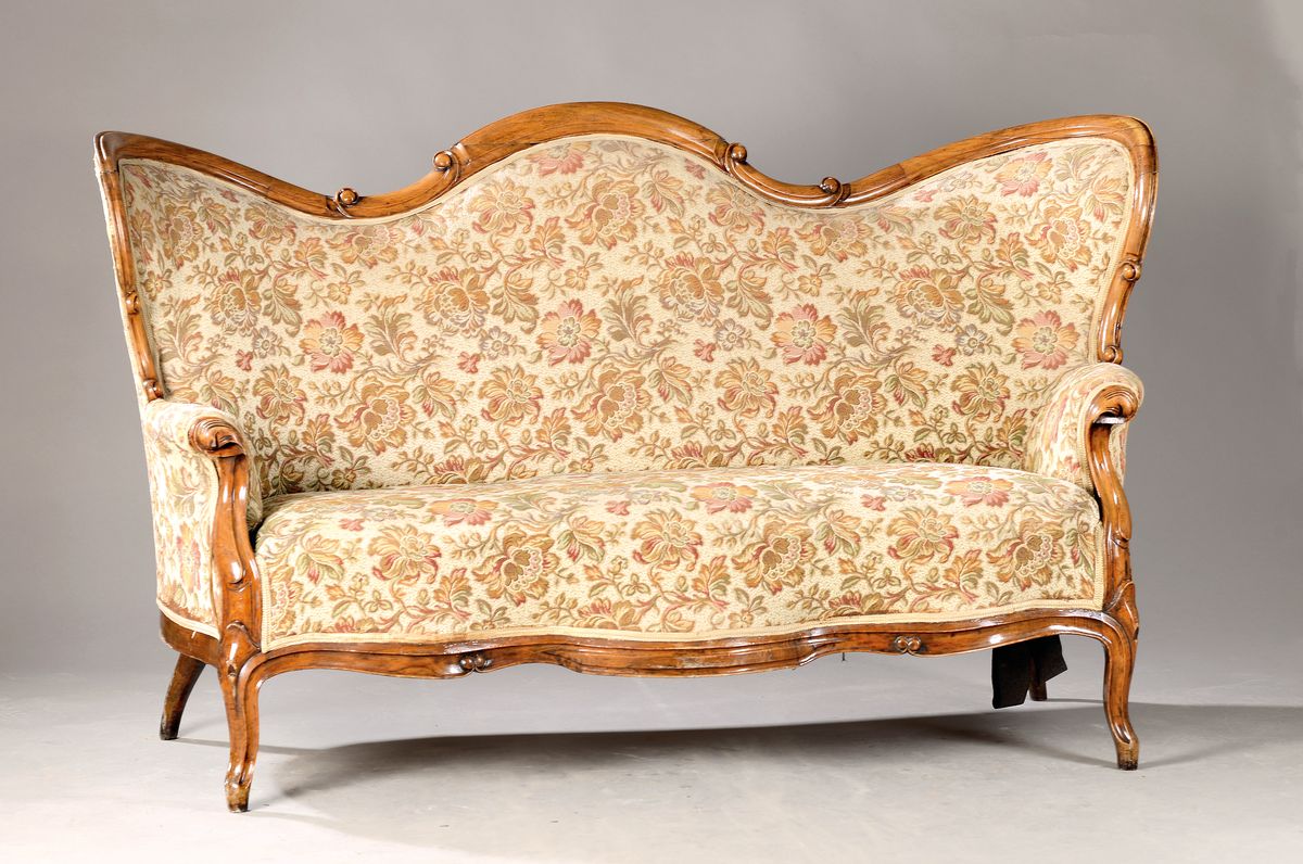 Sofa, Louis Philippe, um 1880, Nussbaum massiv, Rücken und Sitz gepolstert, geschweift, Polster und Bezüge mit Gebrauchsschäden, Beine mit ...