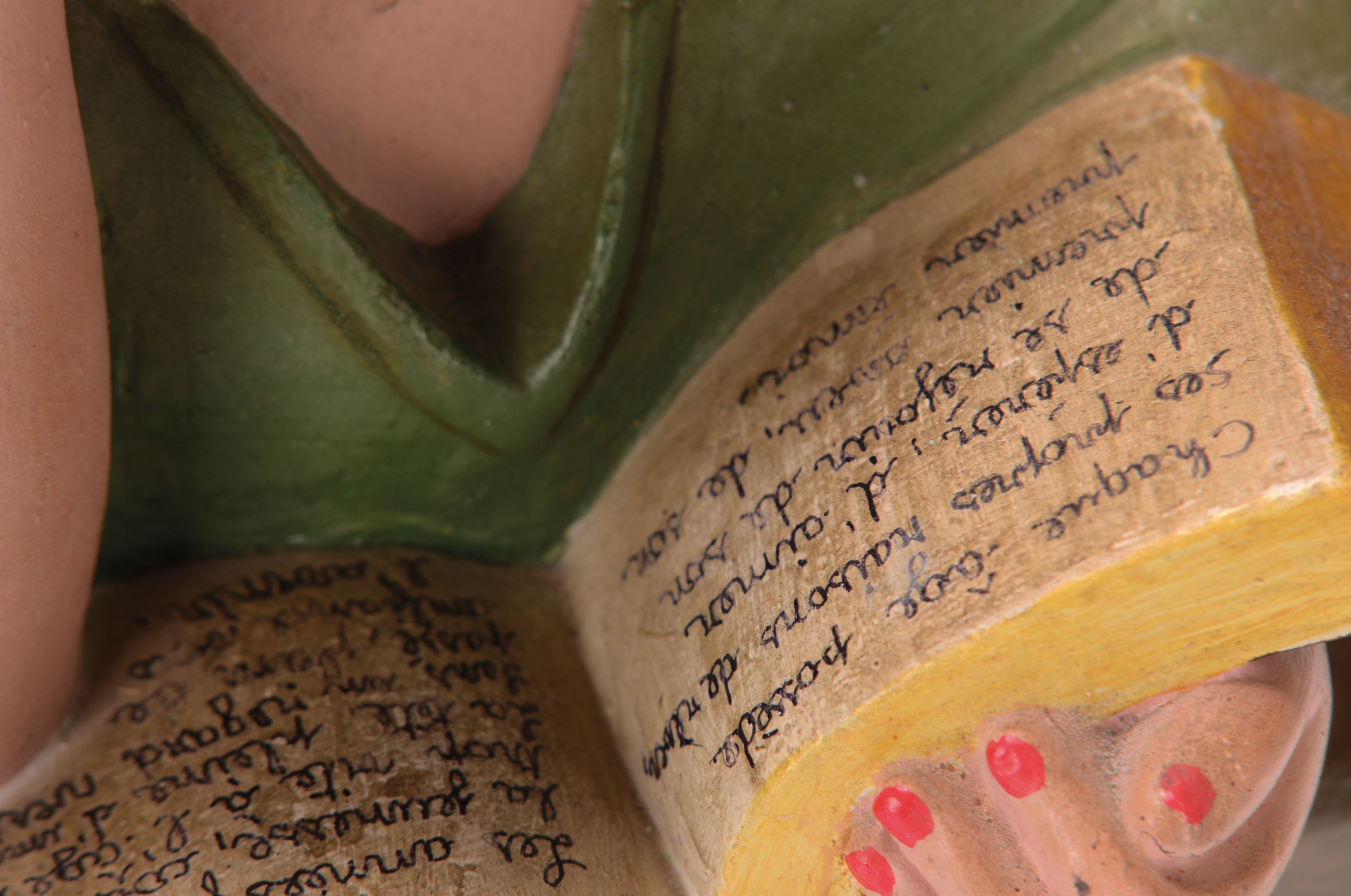 Detail a: Büste, Frankreich, um 1900, Gipsguss bunt gefaßt, lesendes Mädchen, bez. Étude, Inhalt des Buches: Jedes Alter hat seine idealen ...