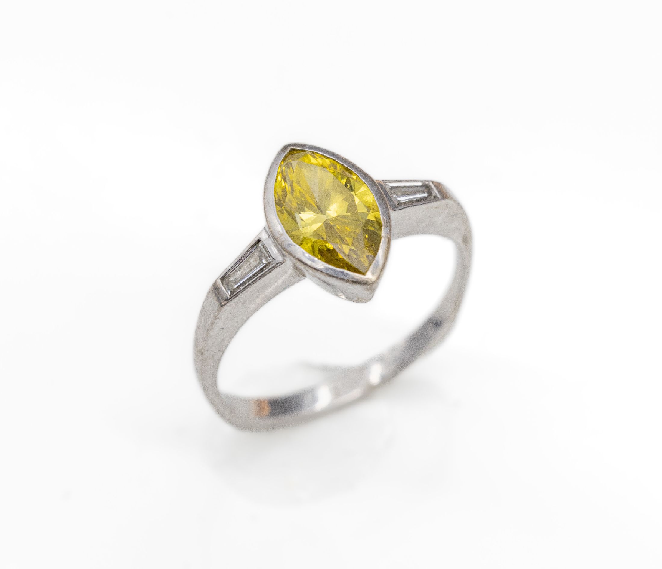 Platin-Diamant-Ring, Platin gepr., mittig Diamant-Navette (beh.) ca. 1.00 ct Fancy Yellow/si, 2 Diamant-Trapeze zus. ca. 0.10 ct Weiß/si, total ca. ...